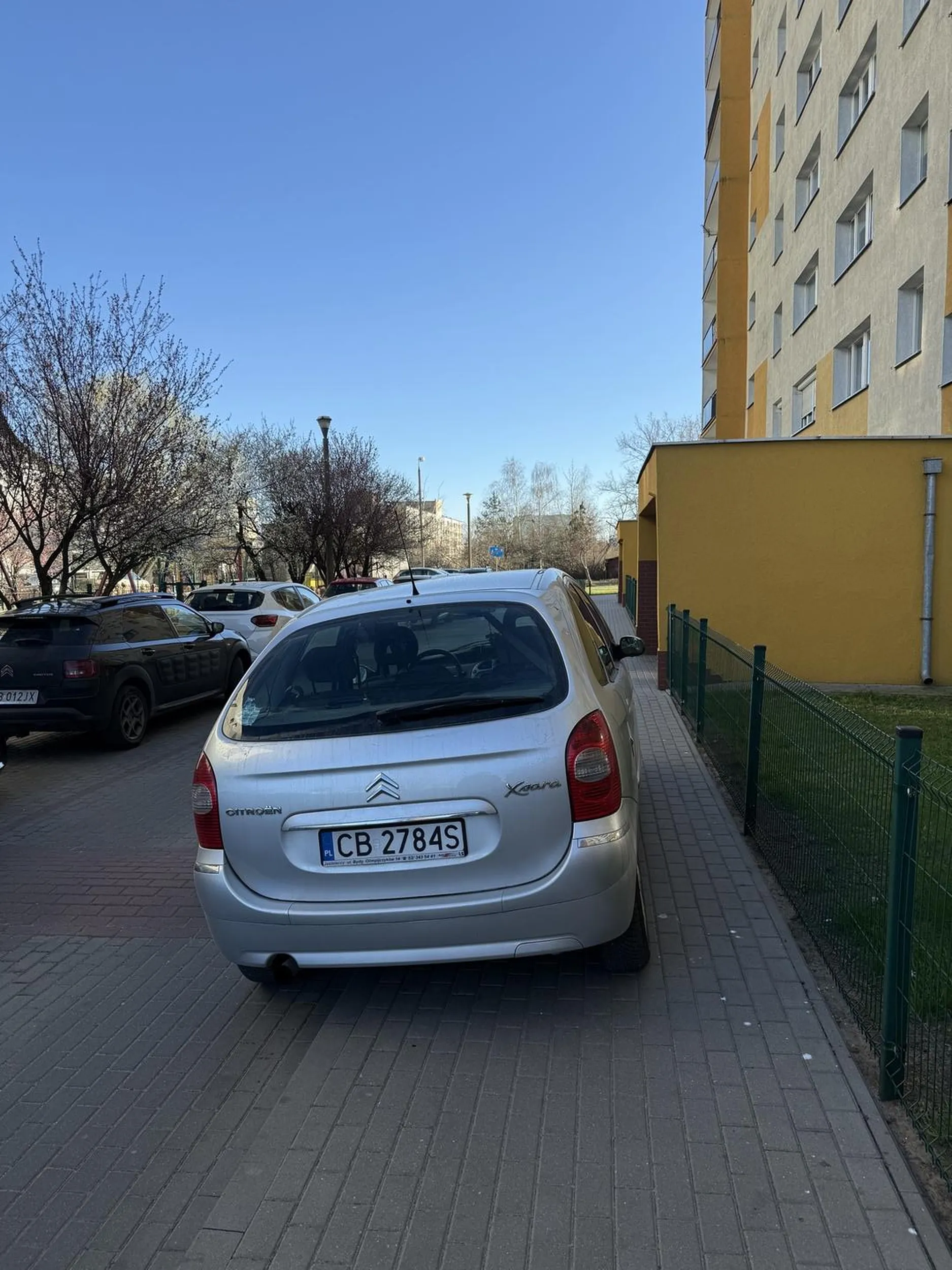 Cymbał parkuje na chodniku, kobieta z wózkiem ani osoba na wózku nie może się przedostac