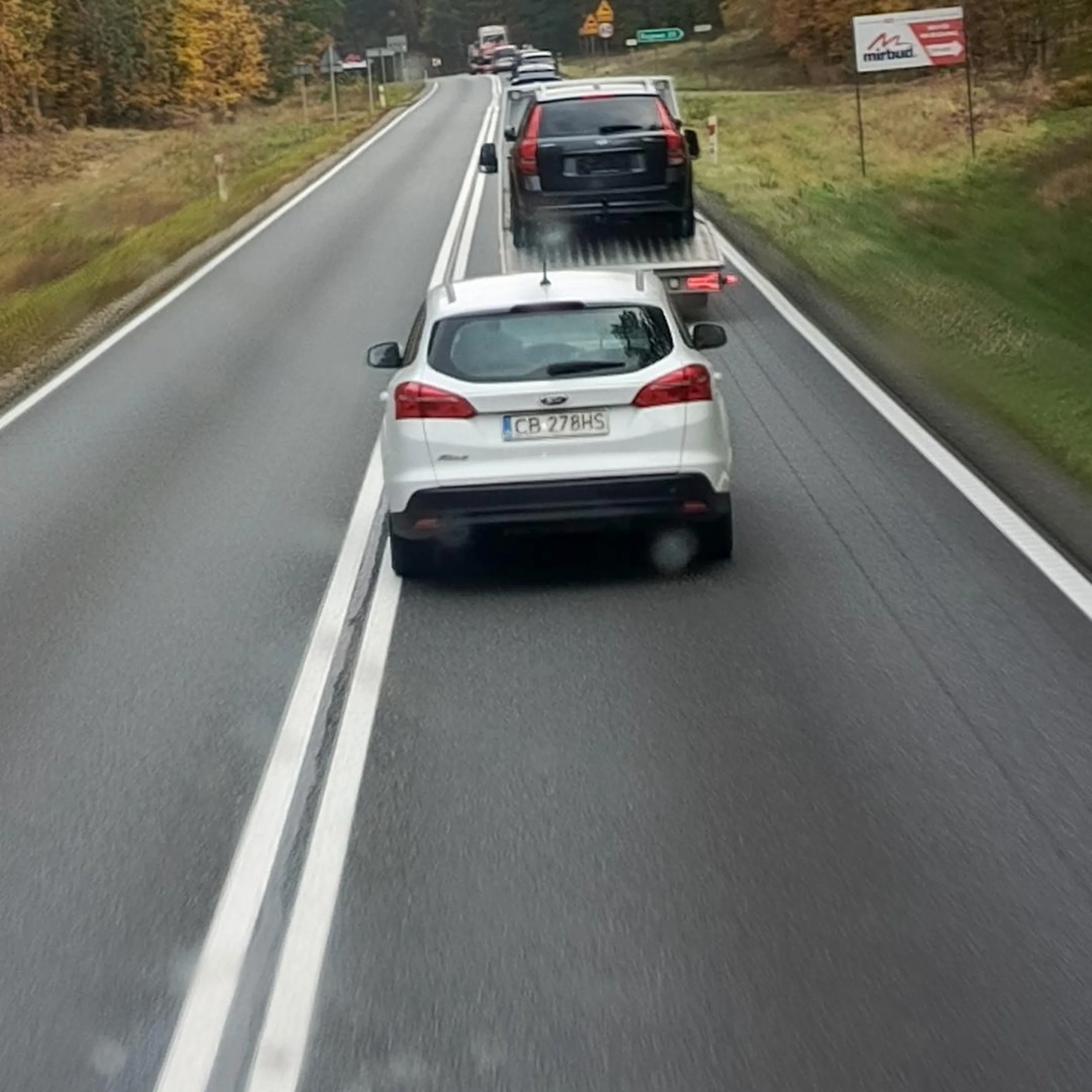 Wyprzedza na zakręcie , pod wzniesieniem zwykły czub