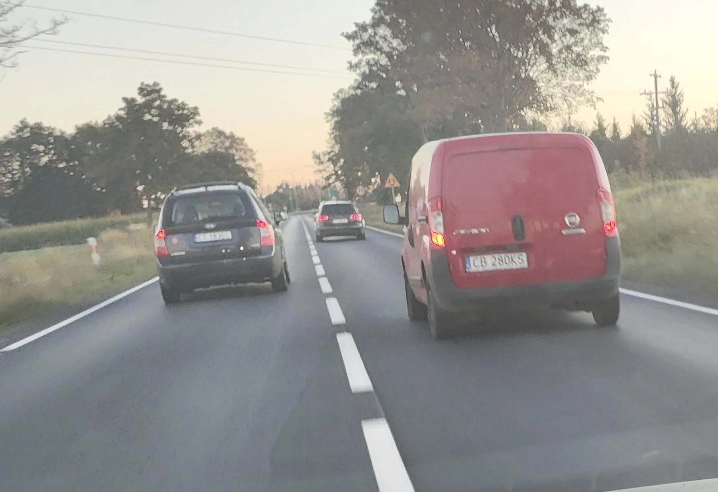 Kierowca (mężczyzna) czerwonego Fiata na trasie z ograniczeniem do 90km/h jedzie 60. Na ograniczeniu do 70 zwalnia do 50. Moze mu się nie śpieszy, może pijany a może po prostu taka oferma. Spowalnia ruch na trasie bez powodu. Może powinien oddać prawo jazdy?
