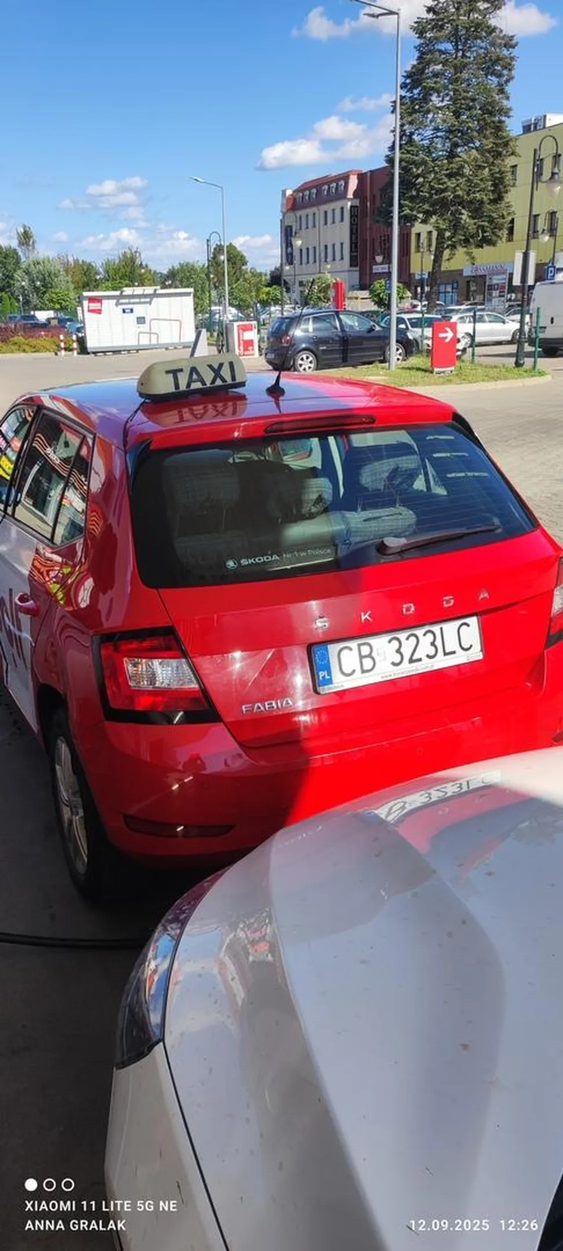 Kierowca Bolta, nie dość że wepchnął się przede mnie na stacji benzynowej, to gdy zwróciłam mu uwagę,że stałam pierwsza w kolejce, to zaczął do mnie mówić na ty, laska, celebrytka...Żałosny starszy Pan, z seksistowskim podejściem...