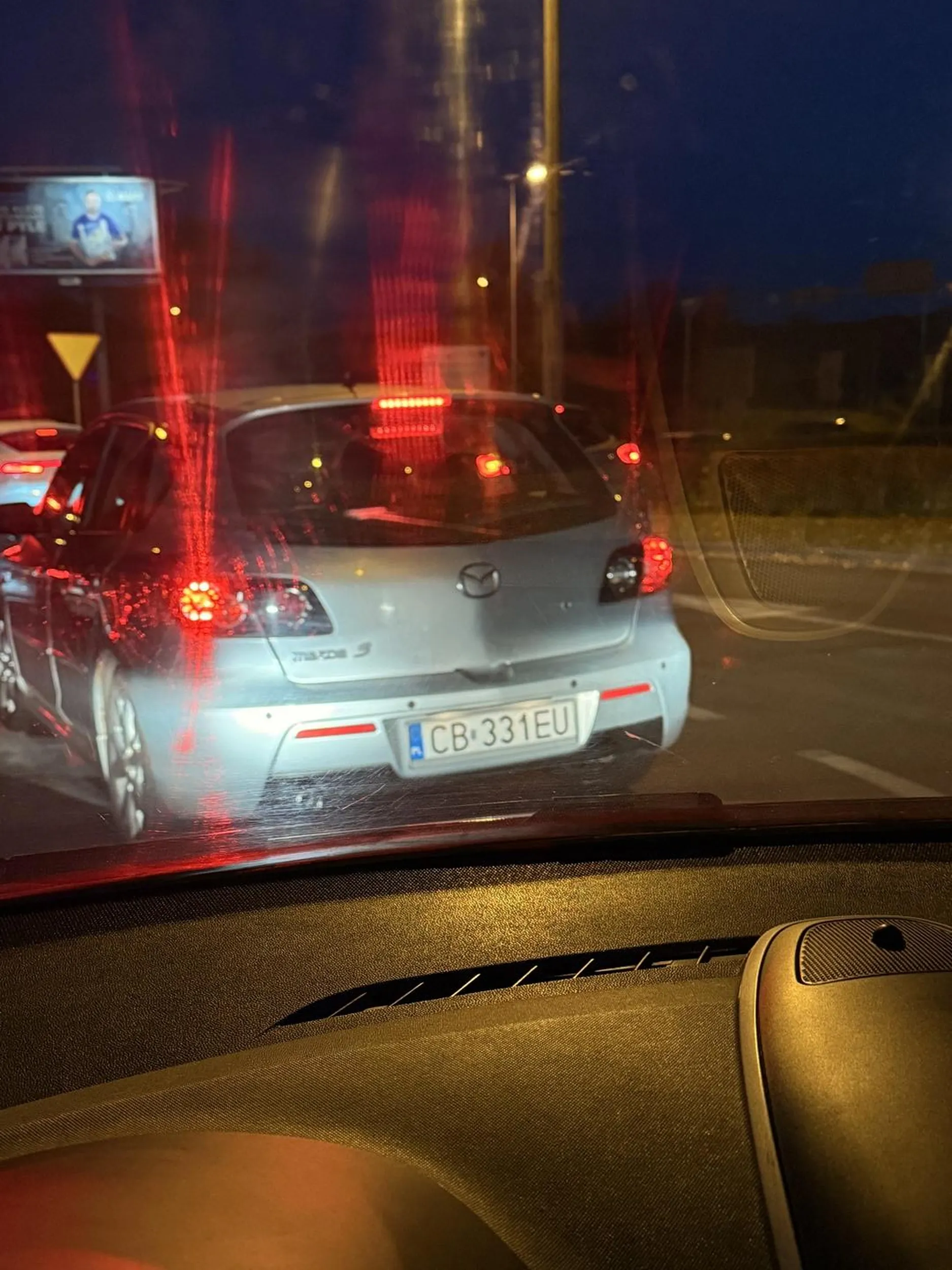 pirat drogowy, nie ustępuje na pierwszeństwie, wpieprza się pod samochody, uważać!!!!!