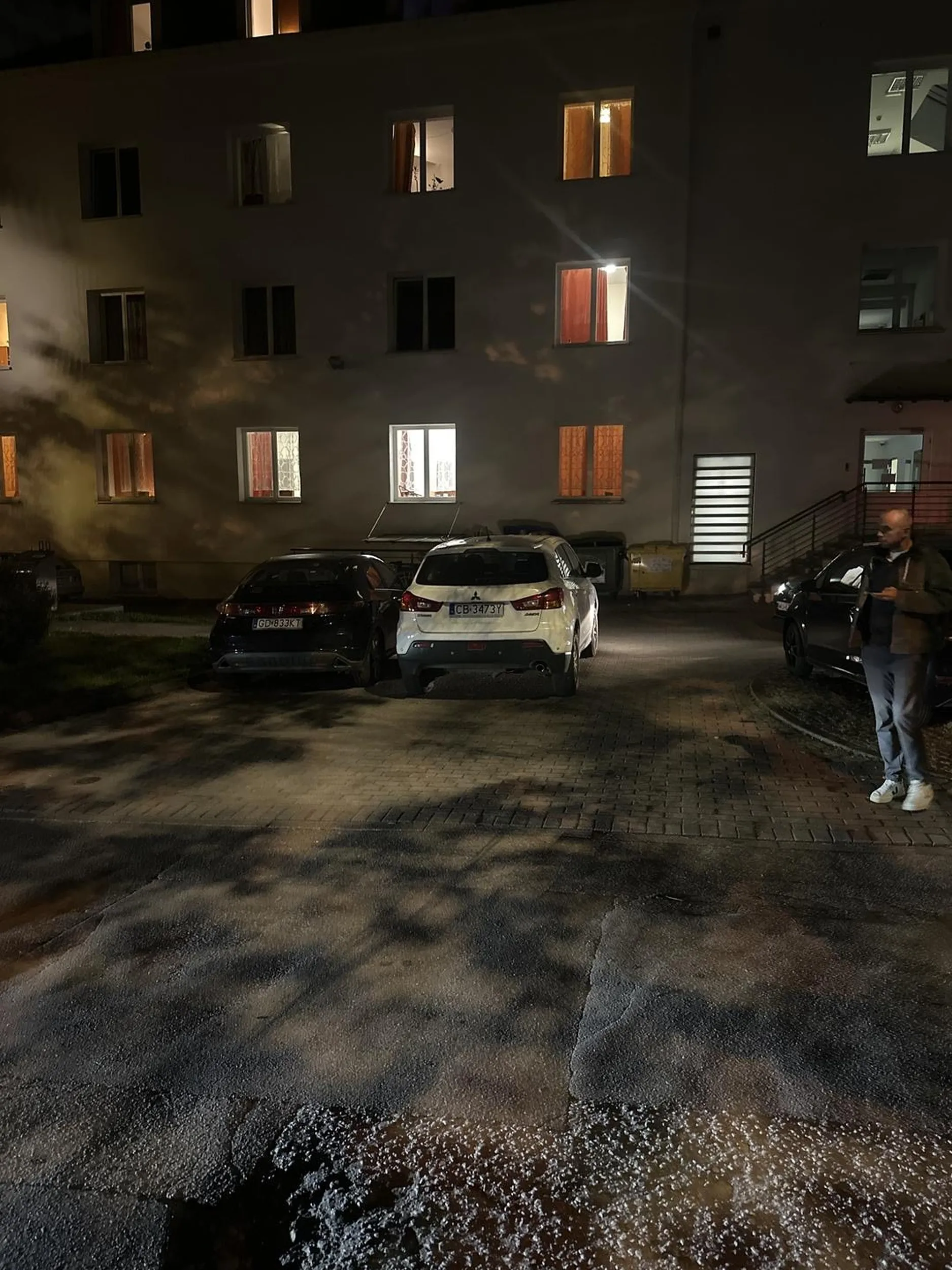 Zablokowany wjazd do budynku nikt nie może wyjechać