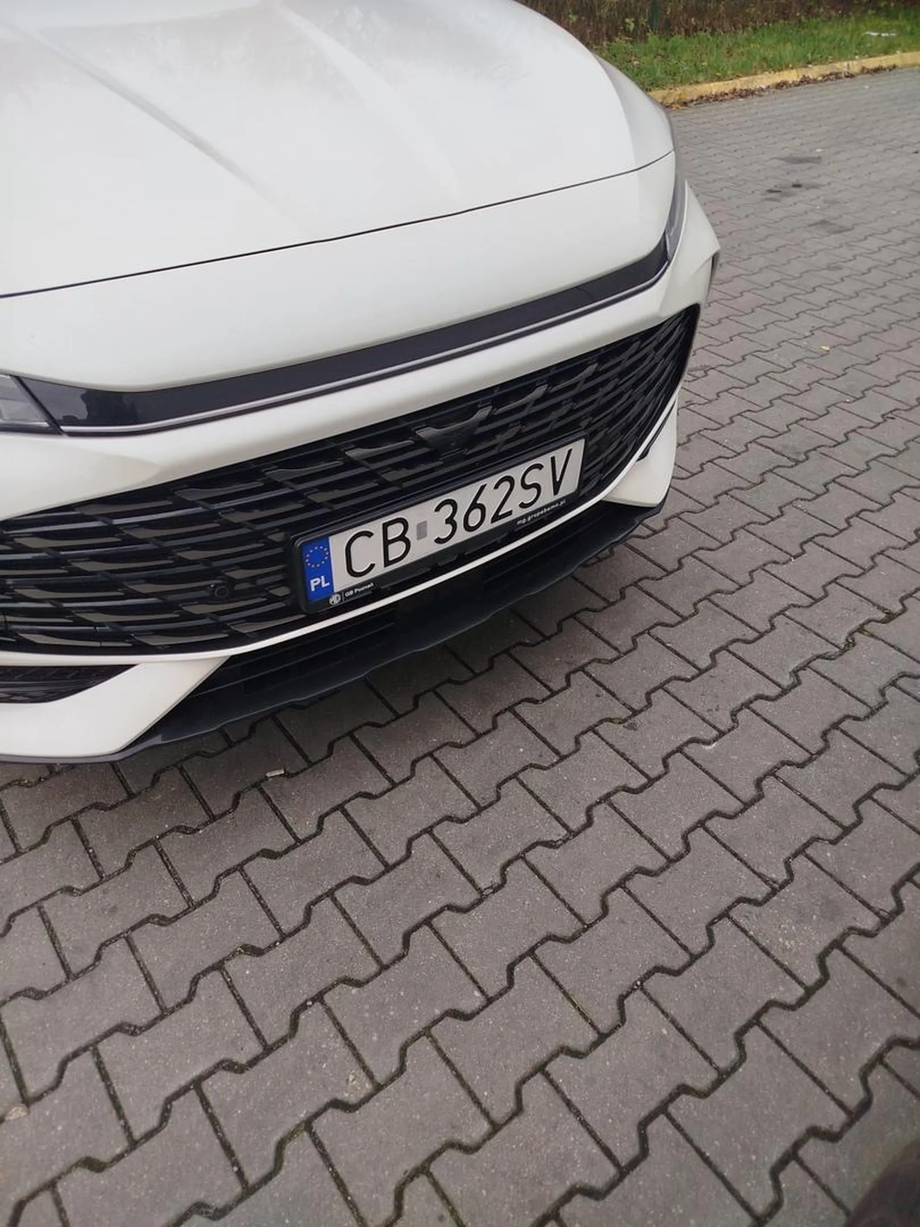 Przestrzegam przed typem.Tak mnie wyhamował specjalnie,że na pace busa cały materiał mi się przesunął.Naszczescie bez strat .Gdy chciałem go dogonić leciał 120 w mieście..wyprzedzał na trzeciego