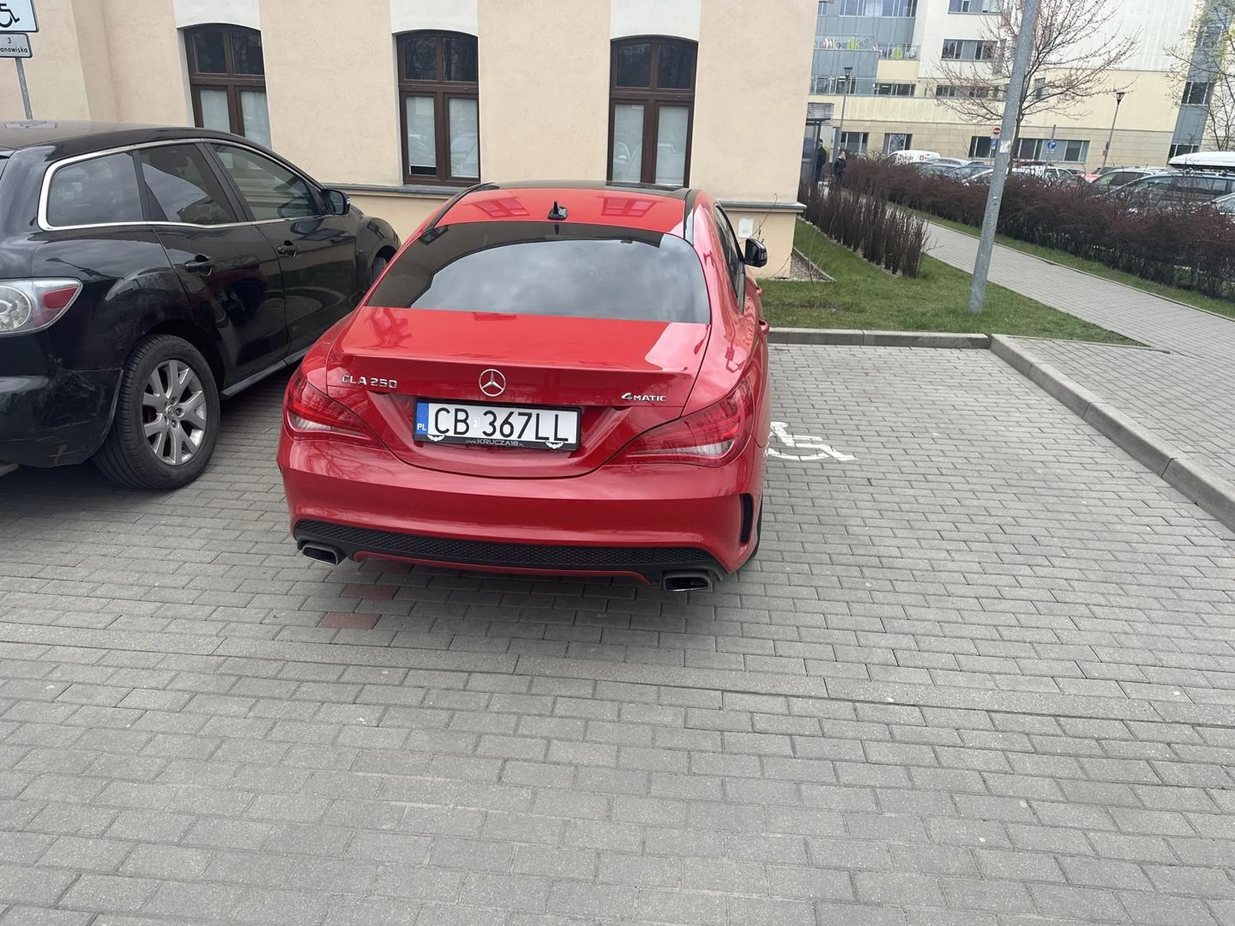 łachmyta - on jest najwazniejszy, moze se parkowac krzywo i moze sie wpakowac na miejsce inwalidow - a co