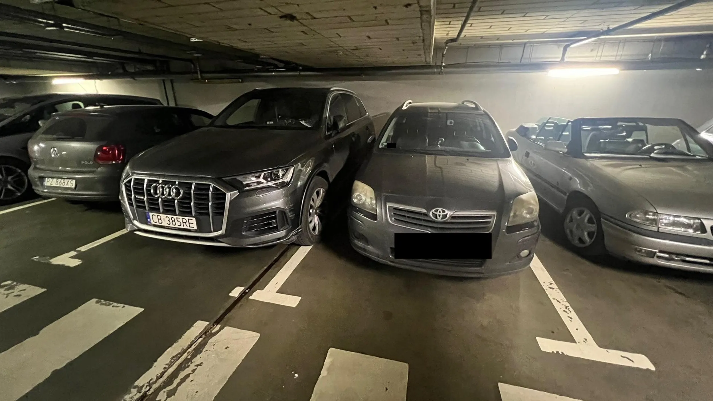 Źle parkujący frustrat z audi niszczy dobrze zaparkowane auto. Słaby kierowca, ale czego można się było spodziewać.