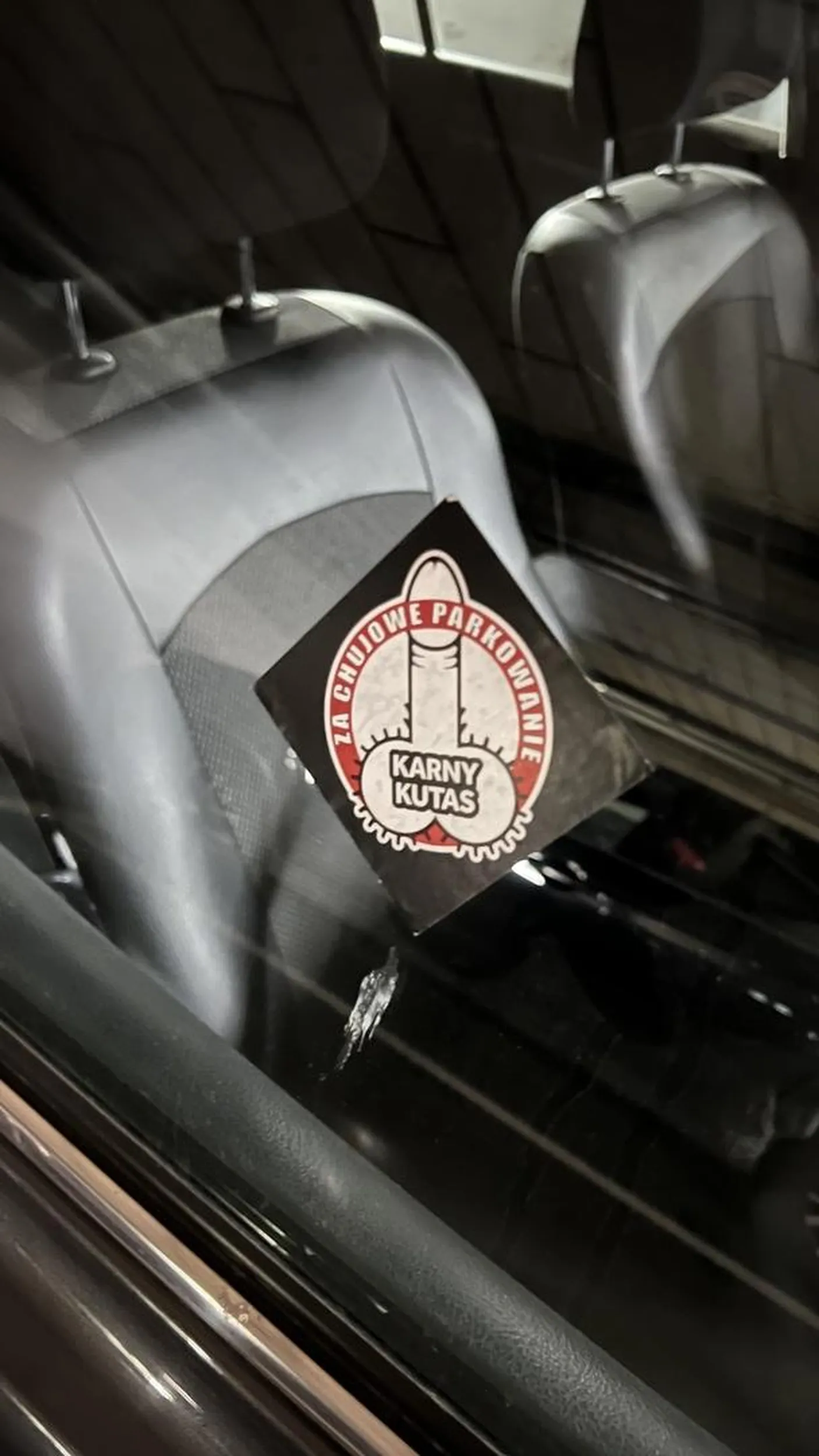 Źle parkujący frustrat z audi niszczy dobrze zaparkowane auto. Słaby kierowca, ale czego można się było spodziewać.