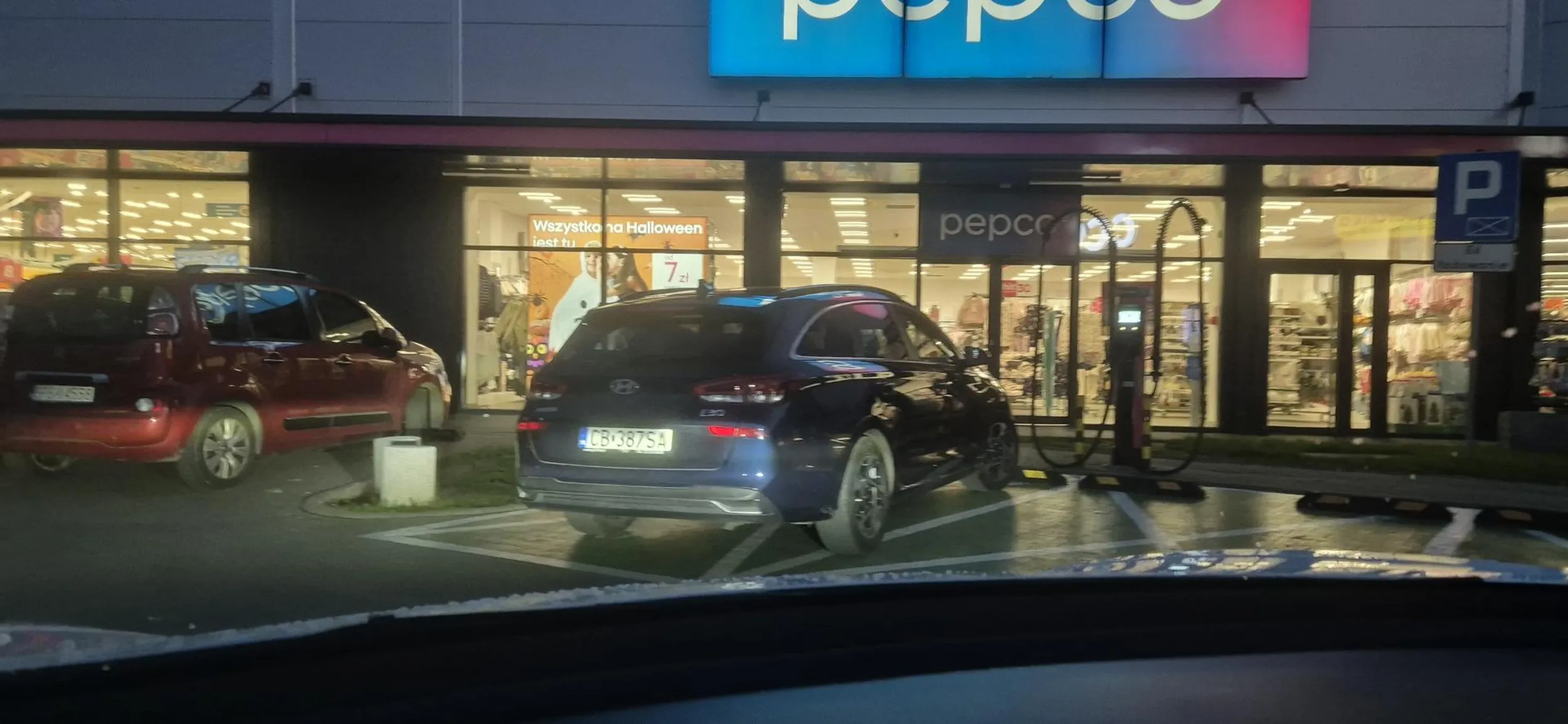 Patrzcie na tego śmiecia w Pszczynie blokuje miejsca dla pojazdów elektrycznych , blondynka jest dziwna chyba chora psychicznie warto uważać