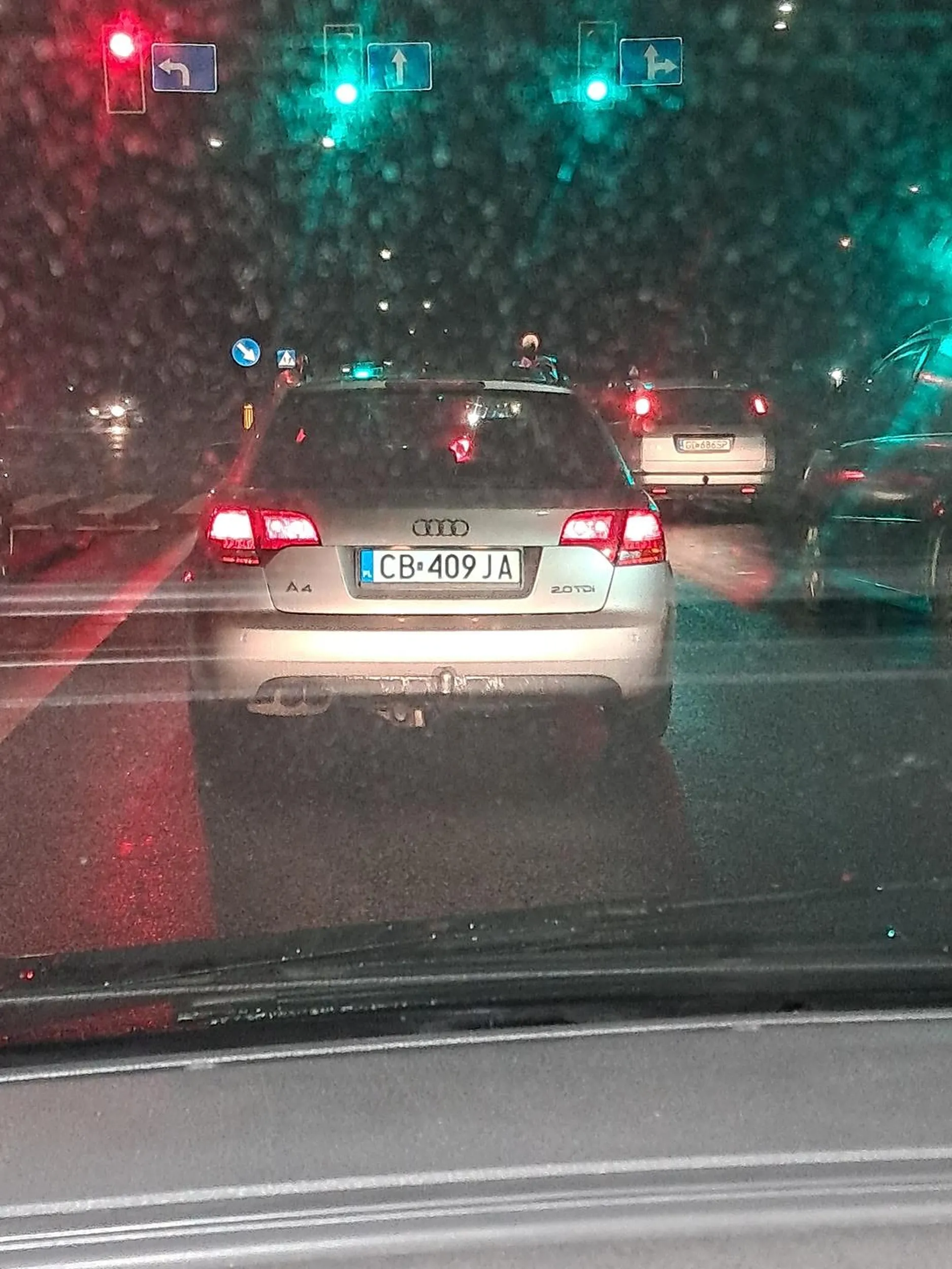 Typ zajeżdża droge i daje w heble, czuje sie panem drogi, wymusza pierwszeństwo i zmusza innych kierowców do natychmiastowego hamowania