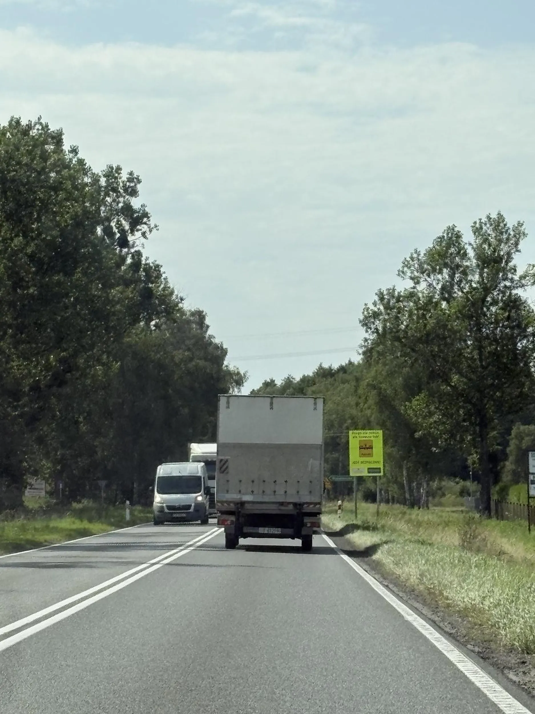 Panie kurierze DHL WIEM ŻE MYSI PAN DOWIEŹĆ PACZKI NA CZAS ALE WYPRZEDZANIE NA DK10 NA PASIE SKRĘTU DO SHELL STACJI TRAGEDIA