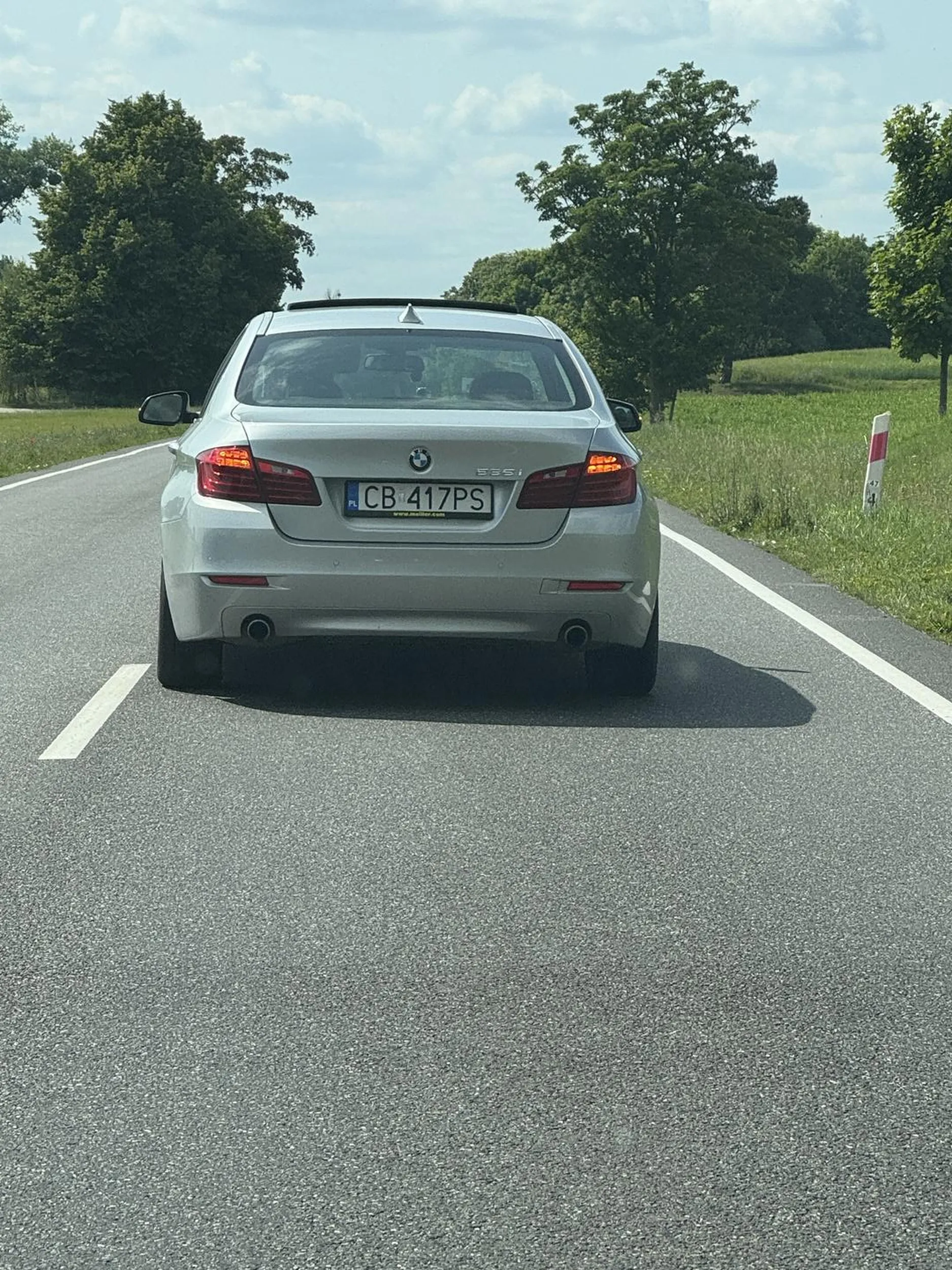 Wyprzedza w mieście na drodze jednopasmowej na pasach, po 100 m skręca po czym zawraca i znowu jedzie za mną, trzyma się na zderzaku, wyprzedza i gwałtownie hamuje. Je jechałam przepisowo, nie wiem czym się naraziłam ?