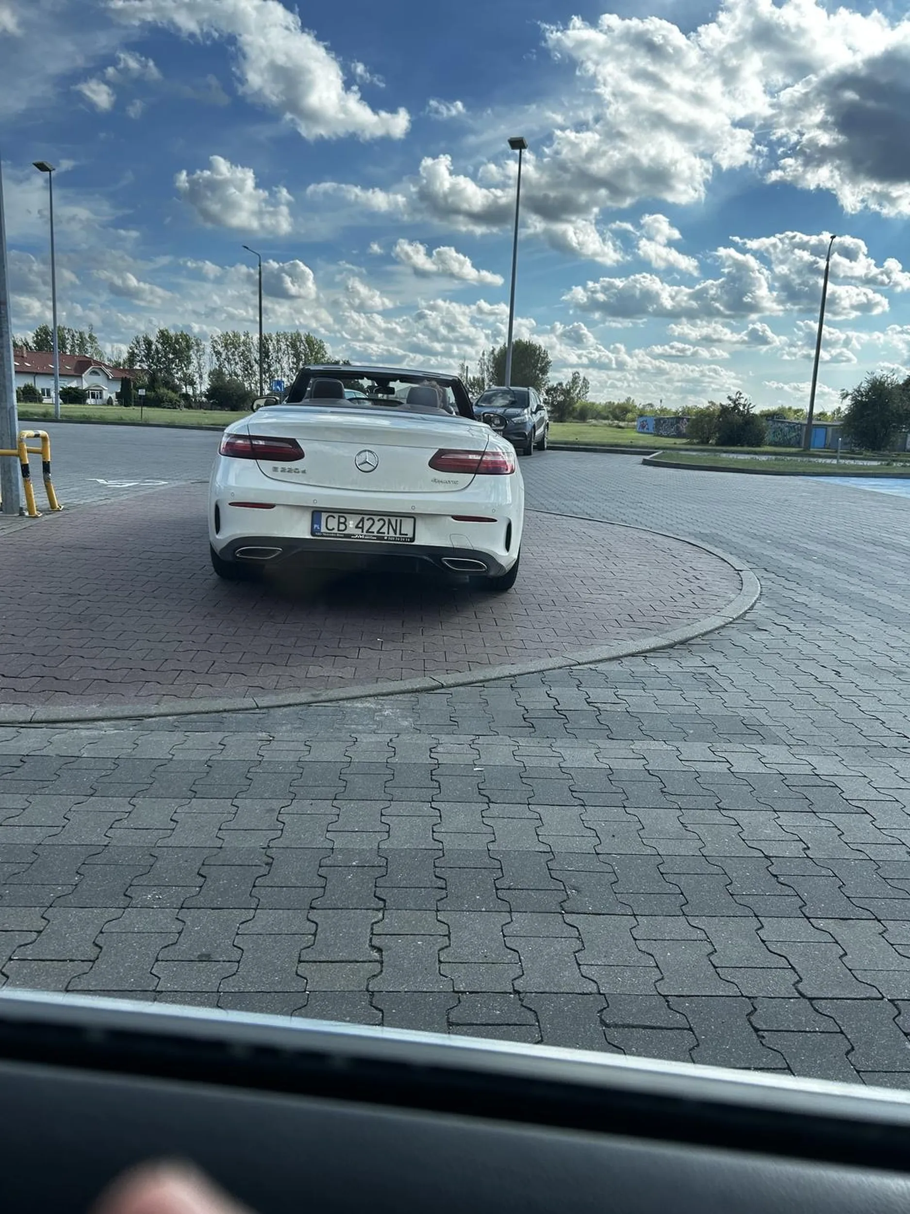 Kolega się identyfikuje jako pieszy