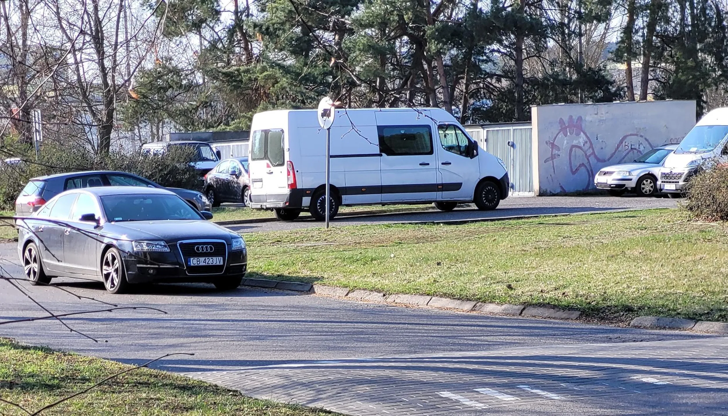 Piąte zero za kółkiem woli parkować na ulicy i utrudniać ruch niż jak normalny człowiek znaleźć miejsce na parkingu