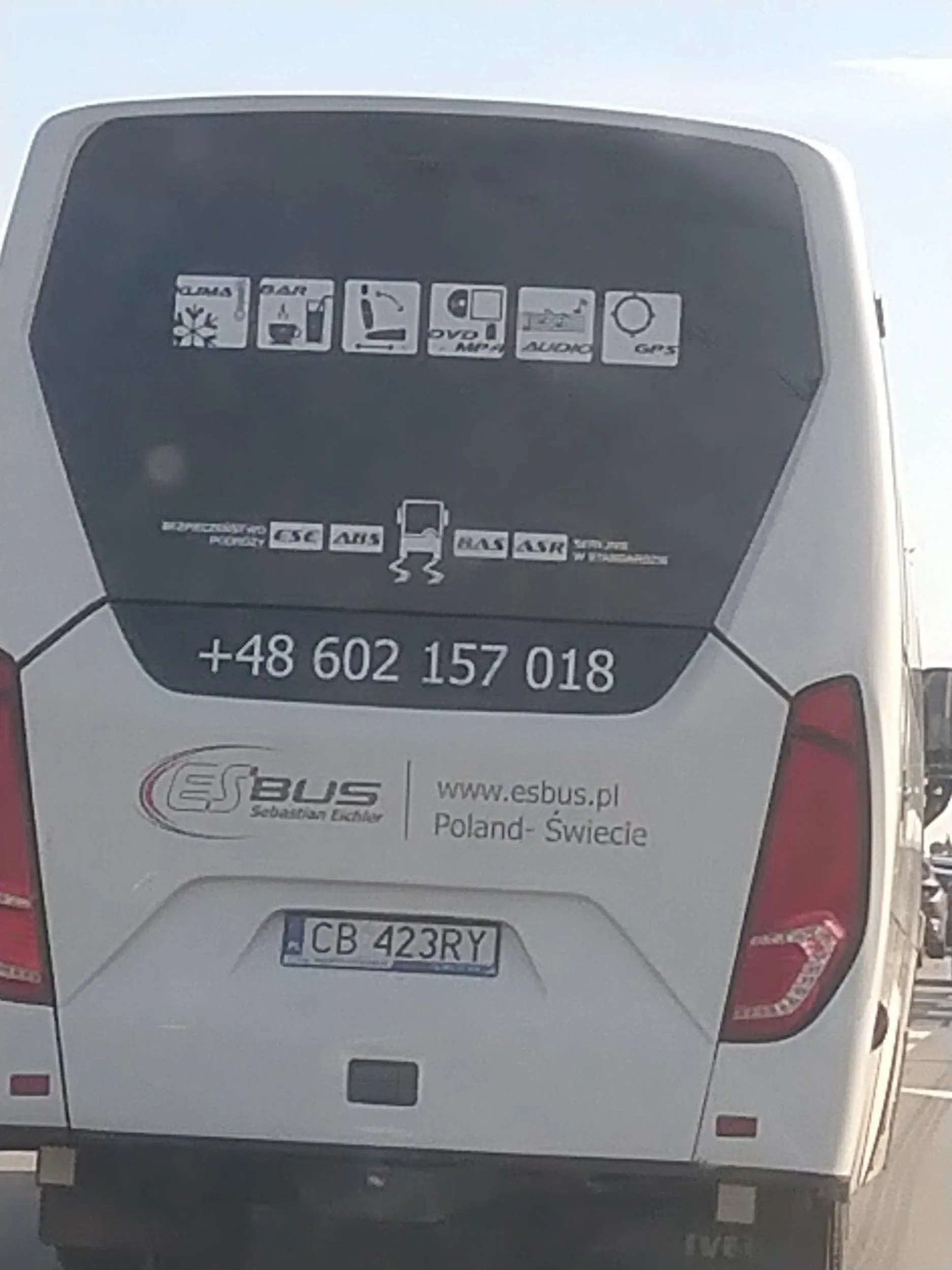 Kierowca busa firmy esbus zajechał pas rozbiegowy i blokował przez kilka kilometrów dwa pasy stwarzając zagrożenie na drodze.