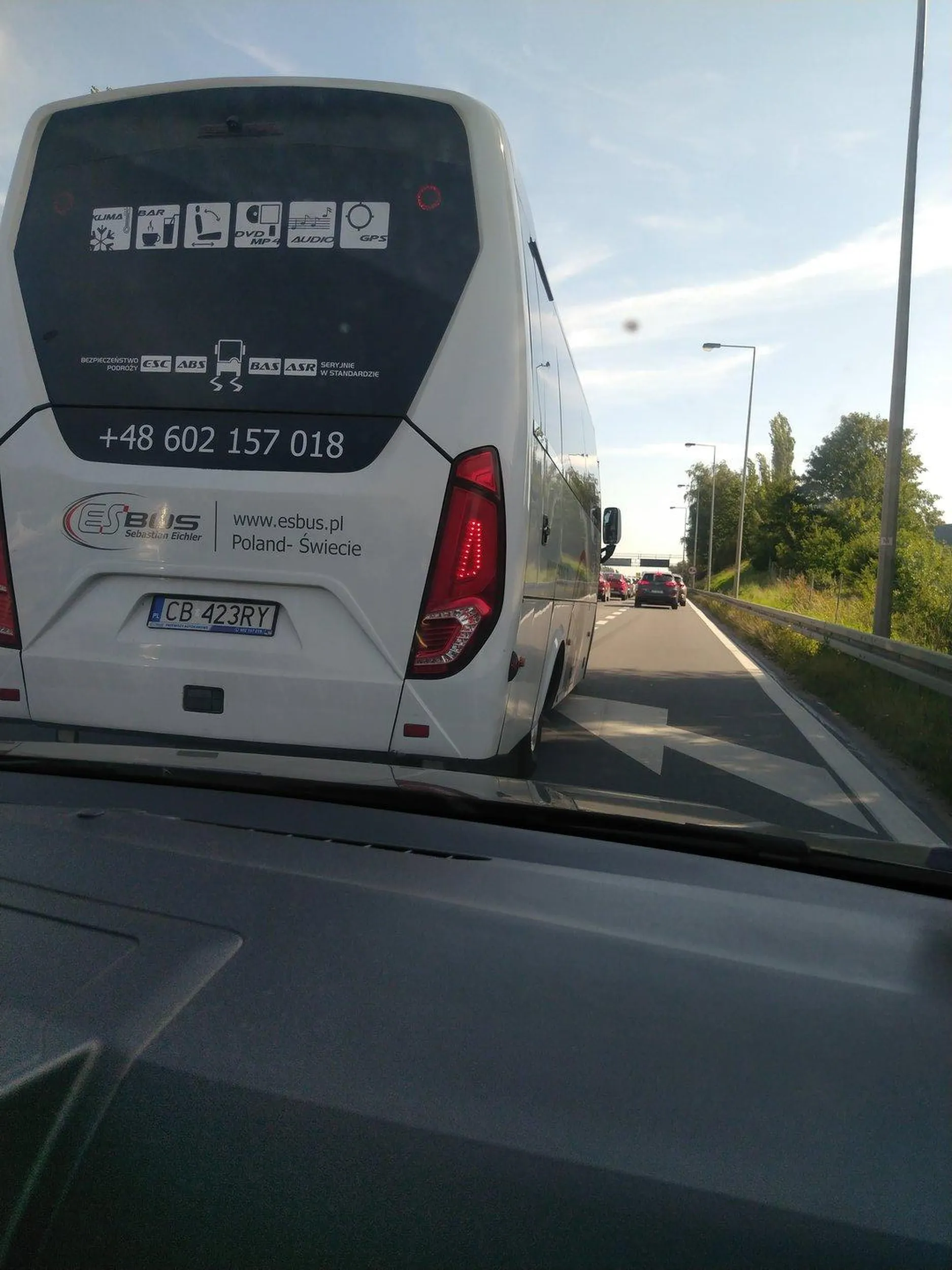 Kierowca busa firmy esbus zajechał pas rozbiegowy i blokował przez kilka kilometrów dwa pasy stwarzając zagrożenie na drodze.