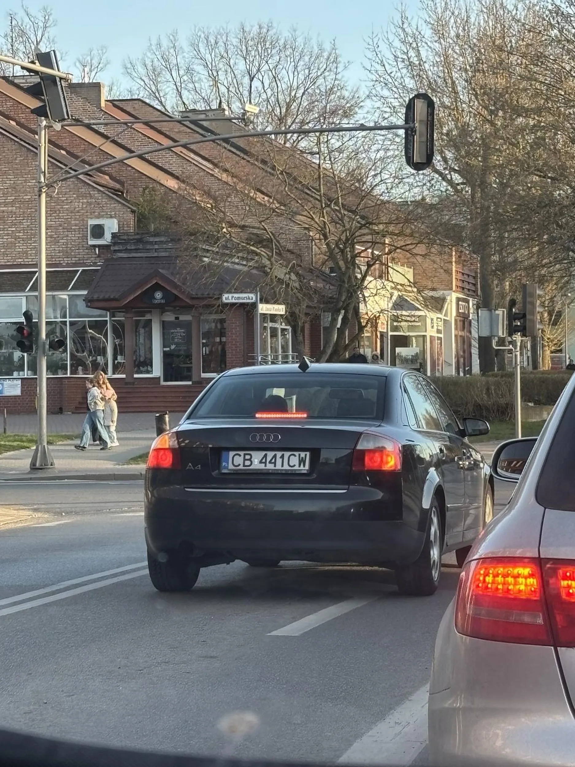 Gówniarz znalazł prawo jazdy w chipsach. Czas wrócić na naukę jazdy i nauczyć się poprawnie jeździć po rondzie i poczytać kto ma pierwszeństwo!