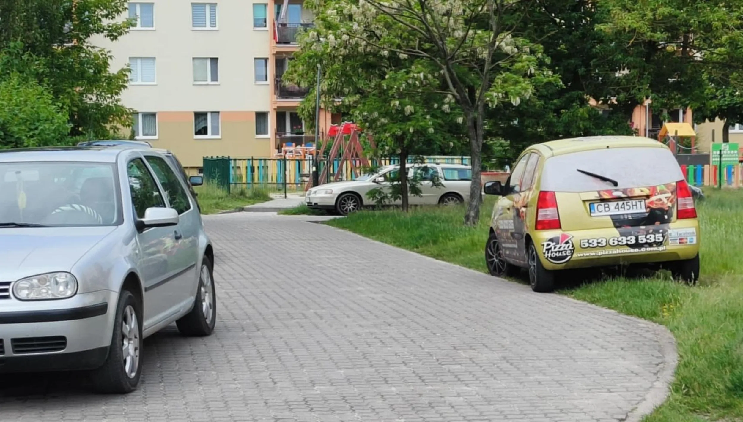 Dostawca z Pizza House zaparkował na trawniku, bo wolne miejsca były aż 20-30 m dalej.