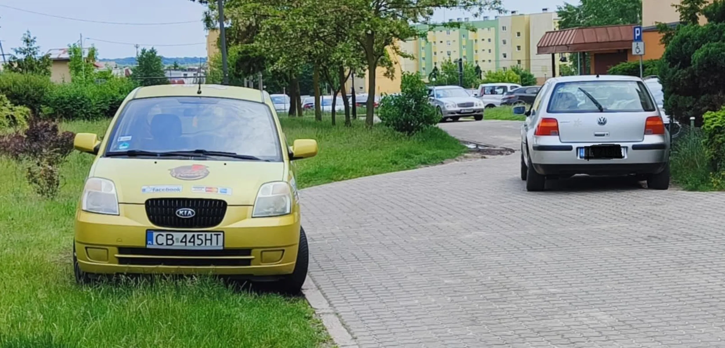 Dostawca z Pizza House zaparkował na trawniku, bo wolne miejsca były aż 20-30 m dalej.