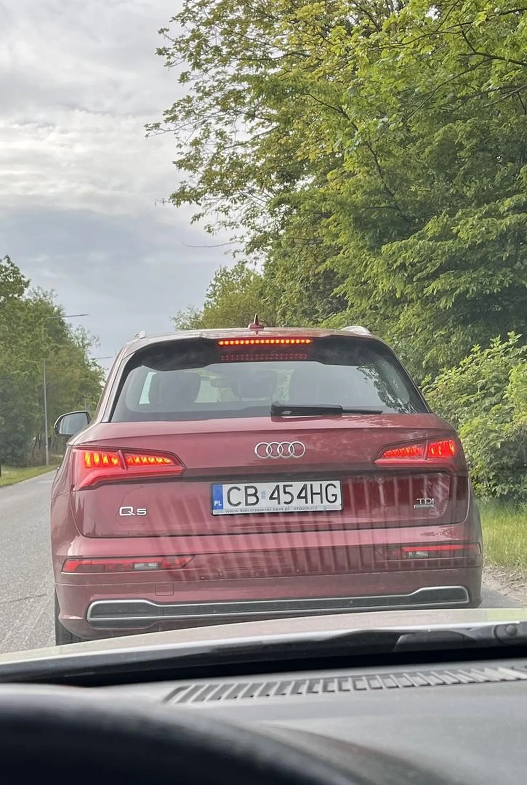 Lepiej uważać na blond element który jeździ tym Audi, kolor włosów zobowiązuje. Wymusiła na skrzyżowaniu, potem gapiąc się bezczelnie w lusterko wlekła się przez parę kilometrów, a w momencie kiedy była możliwość jej wyprzedzenia, nagle przyspieszyła, uniemożliwiając mi manewr. ? Osoby niezrównoważone nie powinny mieć prawa jazdy. Nie polecam.