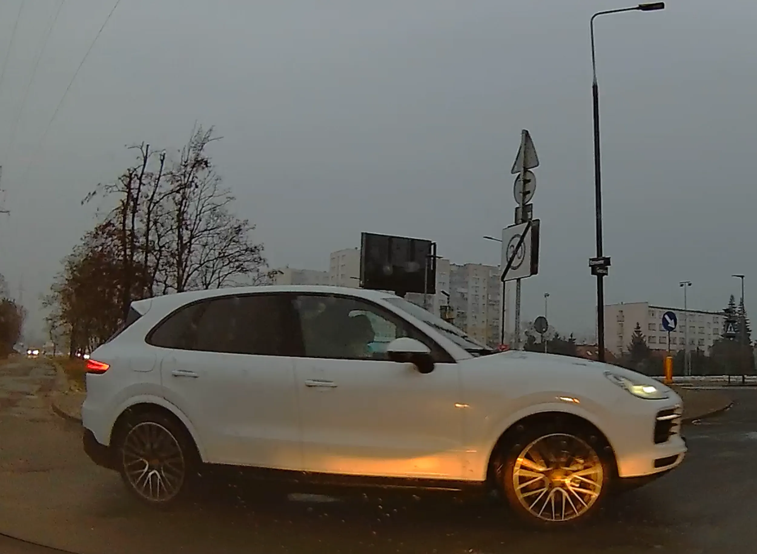 "Królowa życia" wymusza pierwszeństwo na skrzyżowaniu. Chwilę później wymusiła kolejnemu kierowcy przy właczaniu się w Kamienną... Paniusiu - stare Porsche to naprawdę nie jest nie wiadomo co :D Szczególnie jak się na nie nie zapracowało.