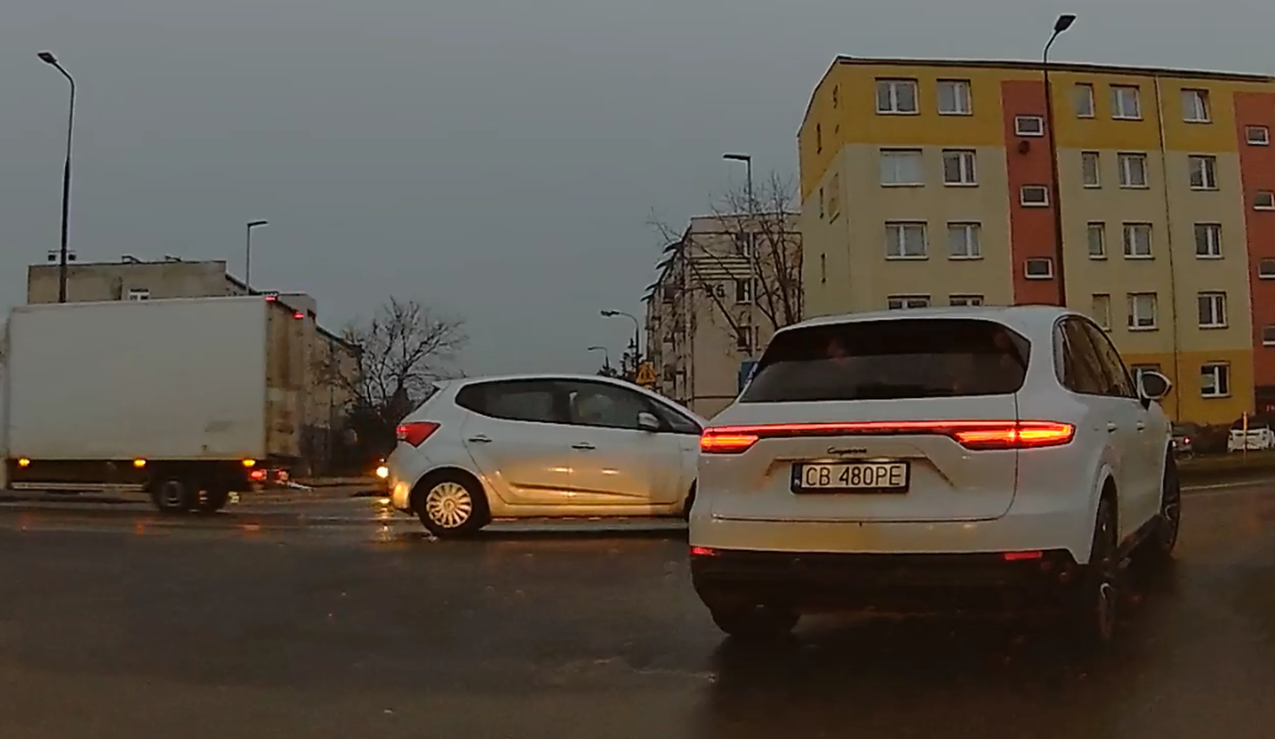 "Królowa życia" wymusza pierwszeństwo na skrzyżowaniu. Chwilę później wymusiła kolejnemu kierowcy przy właczaniu się w Kamienną... Paniusiu - stare Porsche to naprawdę nie jest nie wiadomo co :D Szczególnie jak się na nie nie zapracowało.