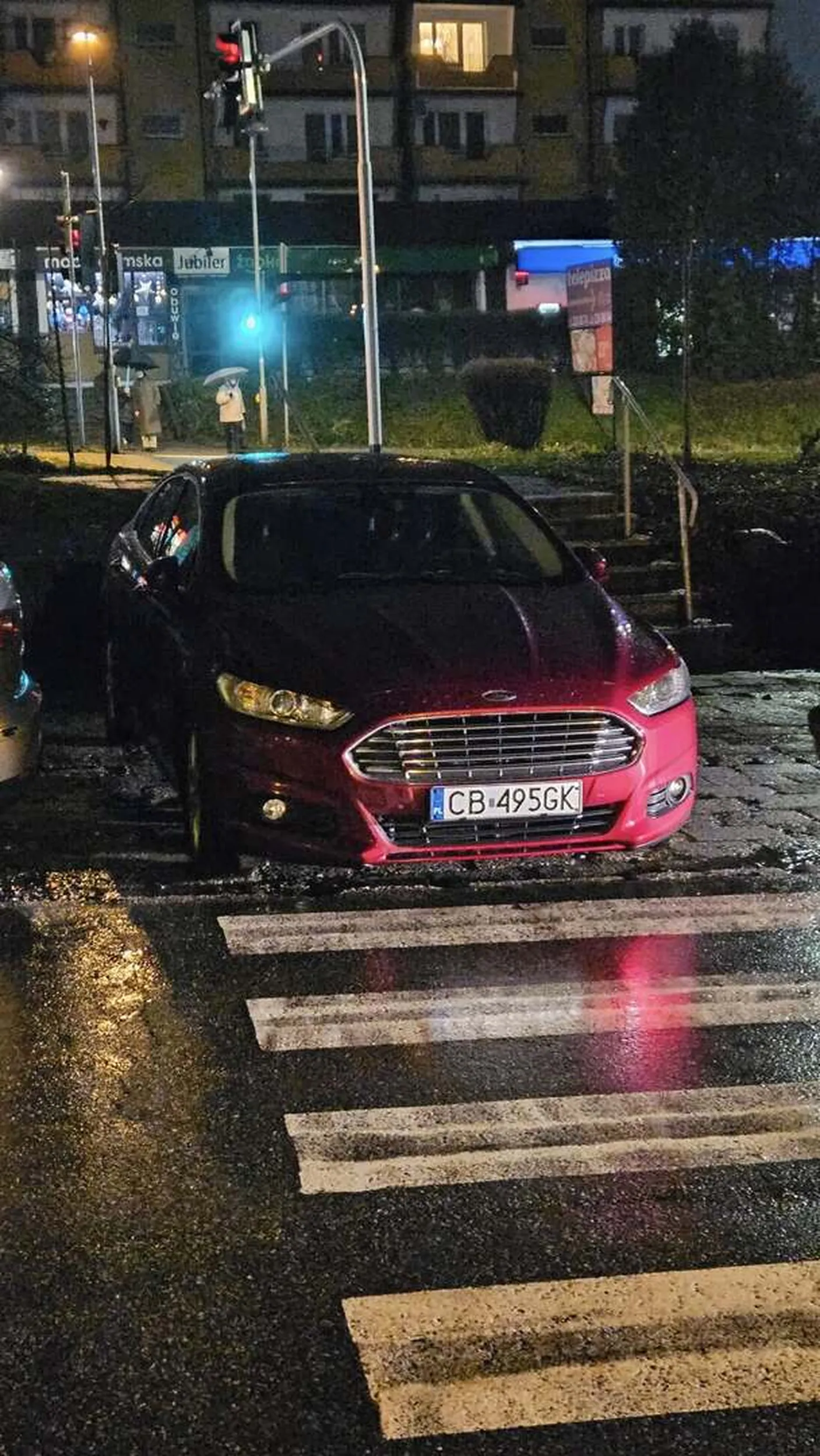 Chamska bezczelna baba zostawiła tak samochód mimo upomnienia.