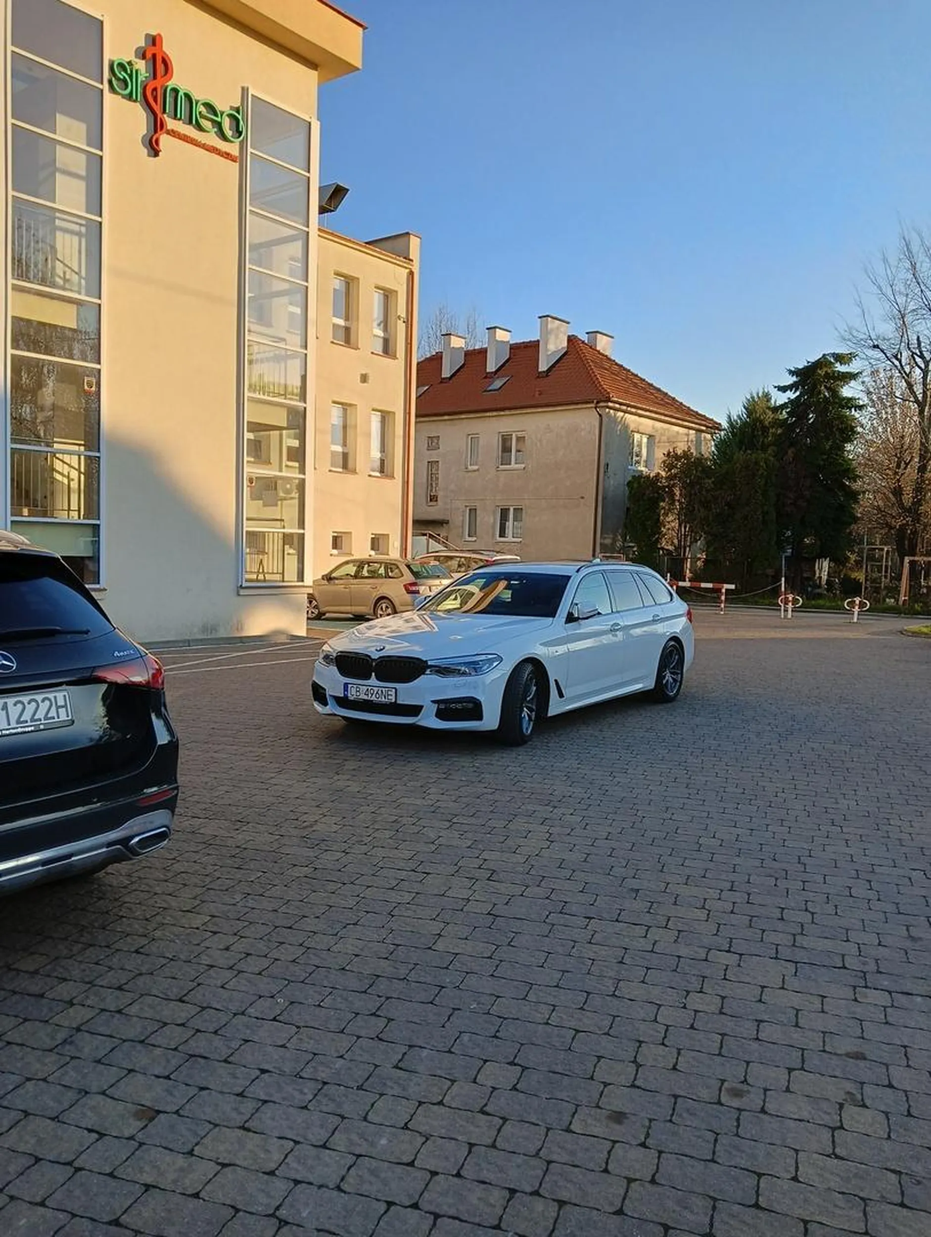 Zajebiście pod przychodnią parkuje