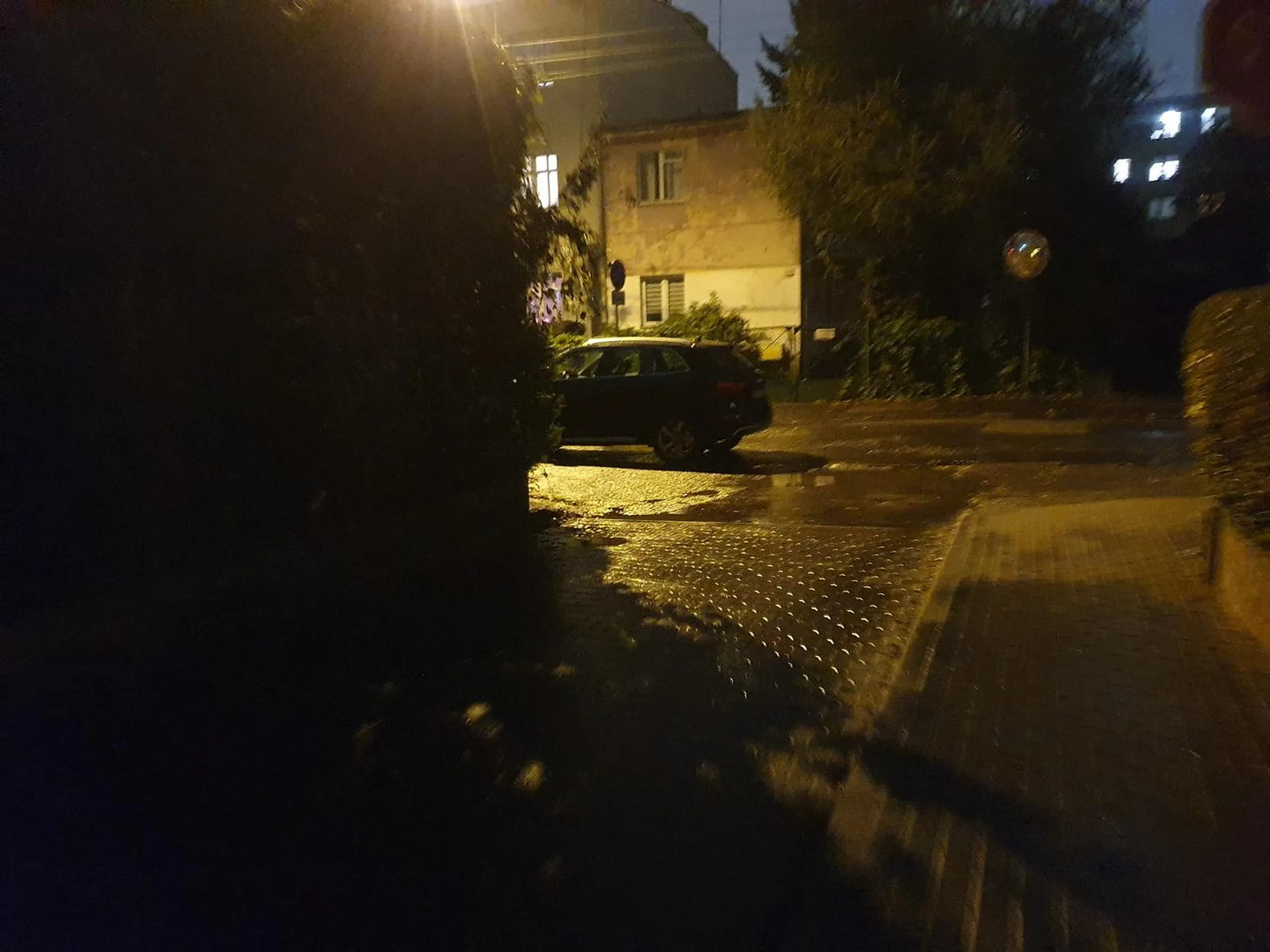 Blokuj jeszcze bardziej widoczność i możliwość skrętu, napewno będzie bezpieczniej