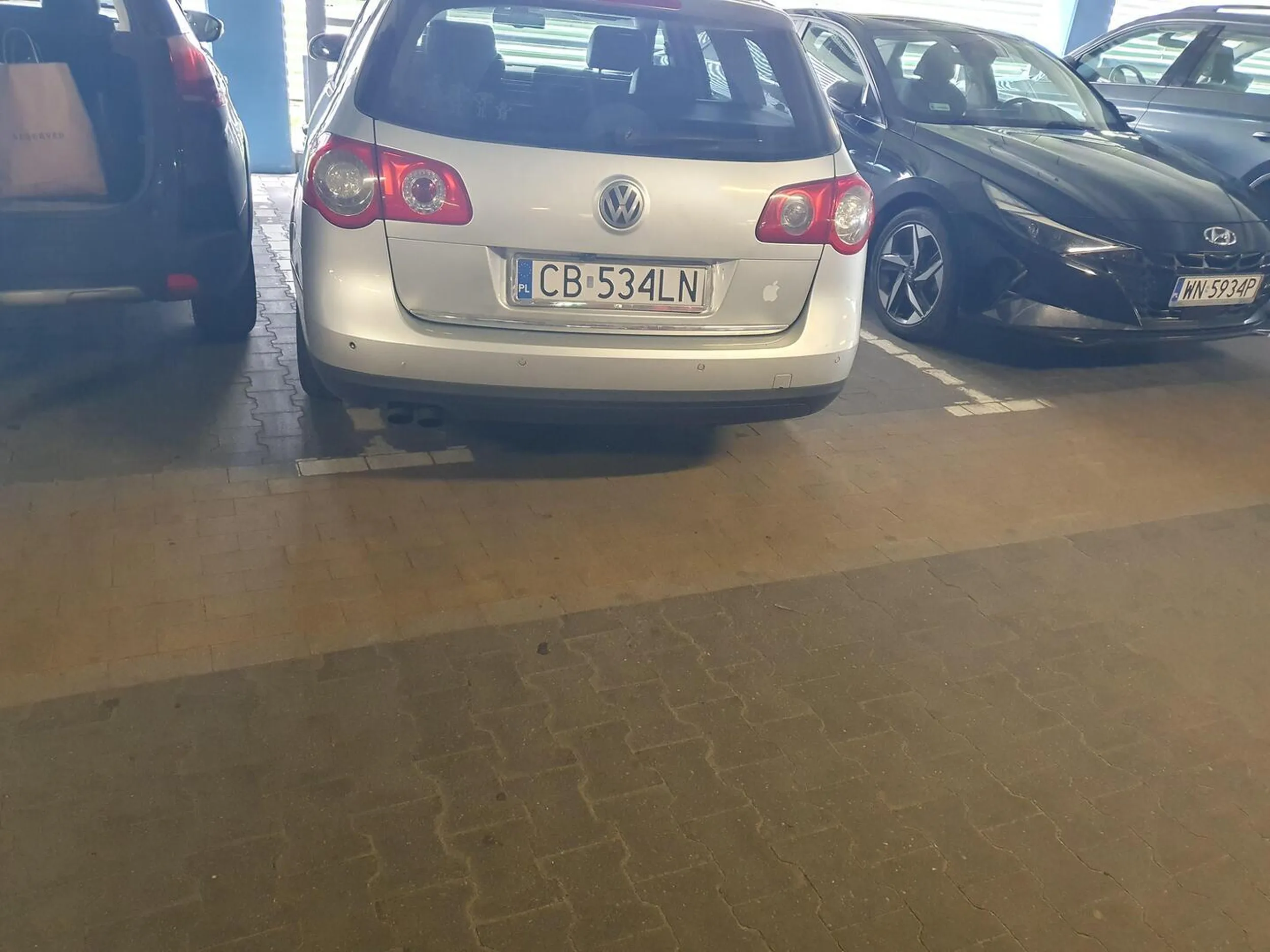 Mistrz parkowania, jeszcze podobno wysiadł, zobaczył jak stoi i nie przeparkował. Za coś takiego Karny K*tas się należy. Parking GP Bydgoszcz.