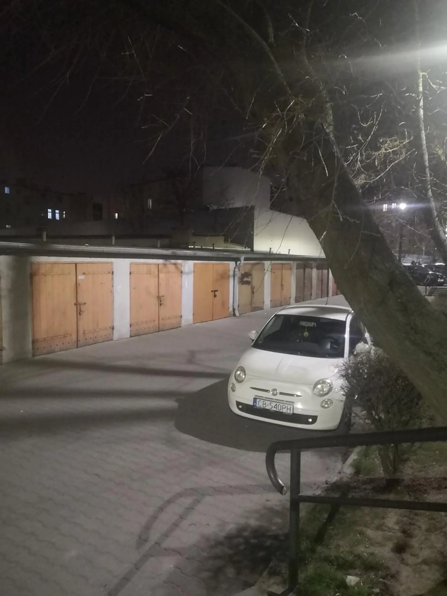 Gratuluję parkowania, napewno ktoś będzie mógł wyjechać z garażu xd