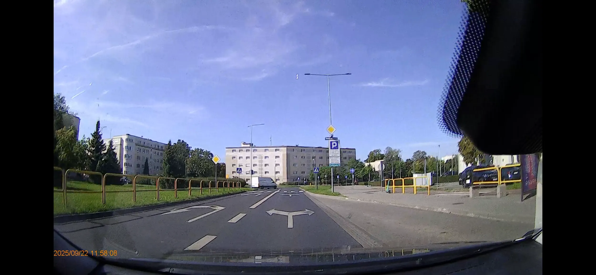 Mniej w telefonie, więcej uwagi na znakach kierowco BMW. Masz farta, że uważam dookoła i wyhamowałem, bo byś stracił swojego gruza.