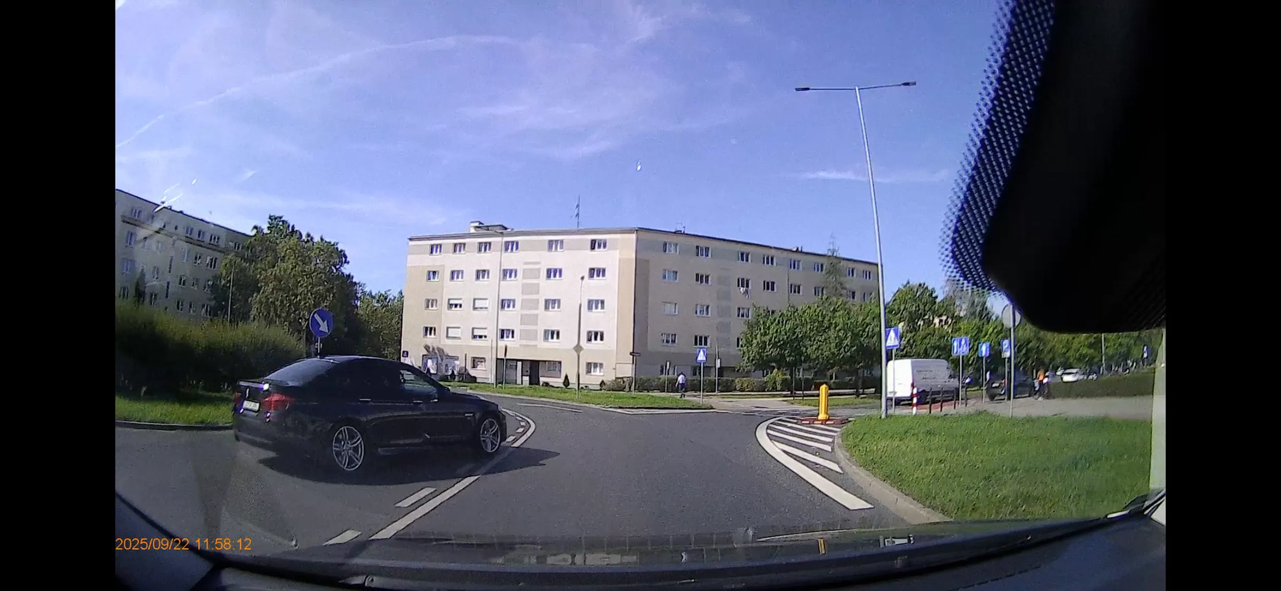 Mniej w telefonie, więcej uwagi na znakach kierowco BMW. Masz farta, że uważam dookoła i wyhamowałem, bo byś stracił swojego gruza.