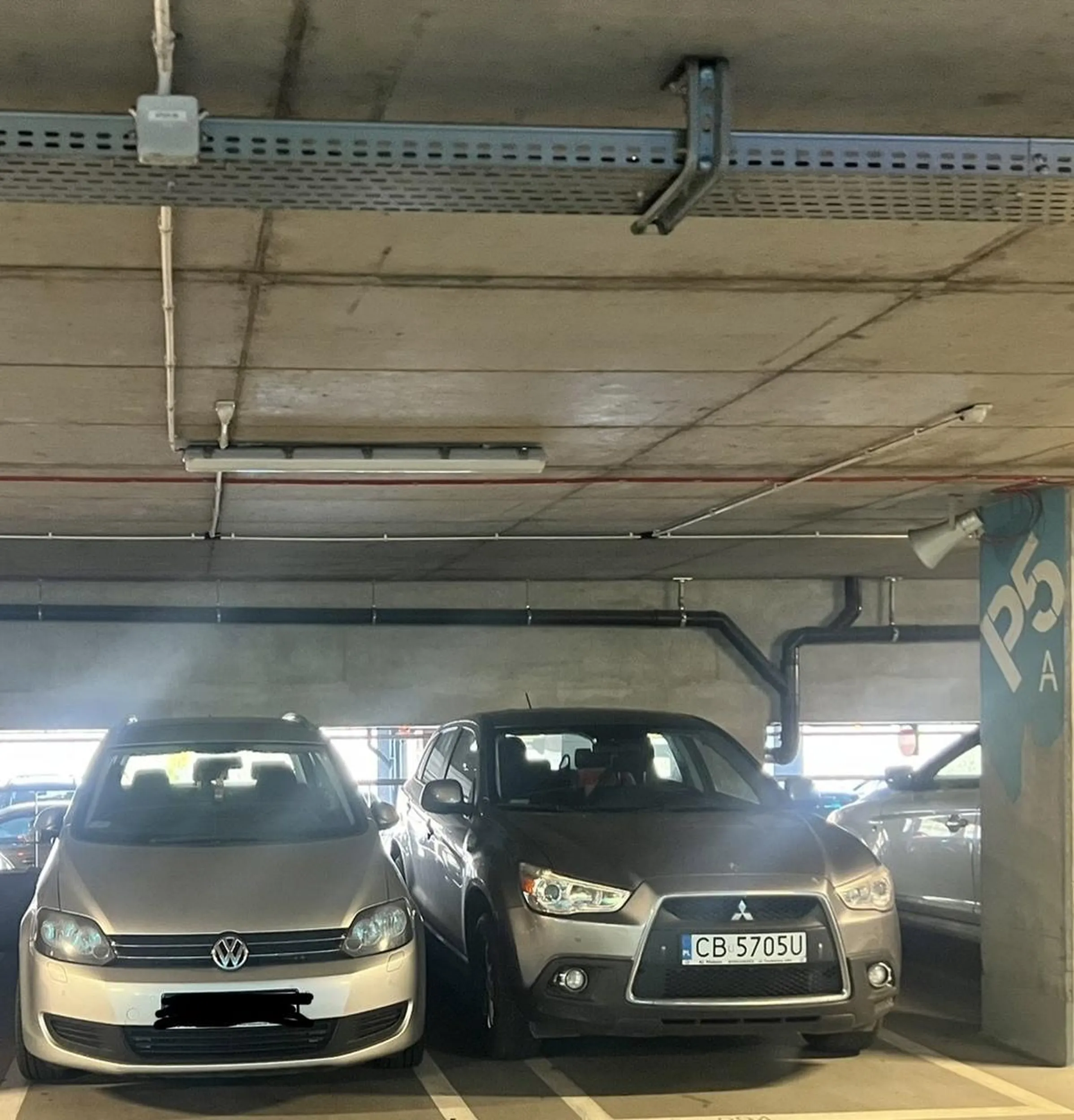 Pozdrawiam kierowcę co sam krzywo parkuje i prawidłowo parkującym nakleja karne naklejki na lusterka boczne, niszcząc tym lusterka. :)