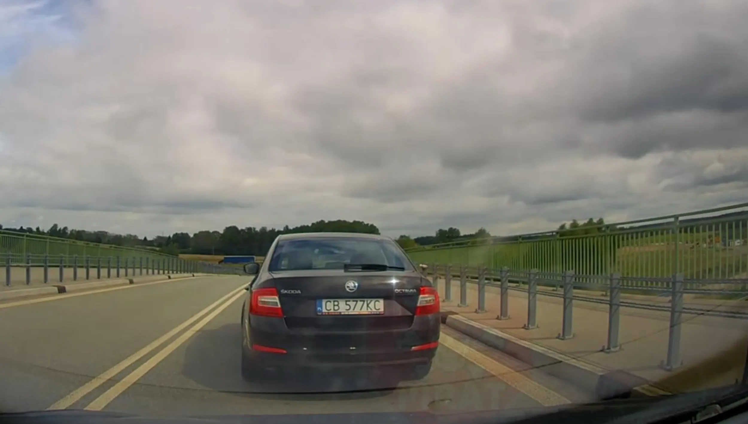 Blokuje ruch. Myśli, że włączenie awaryjnych pozwala na więcej.