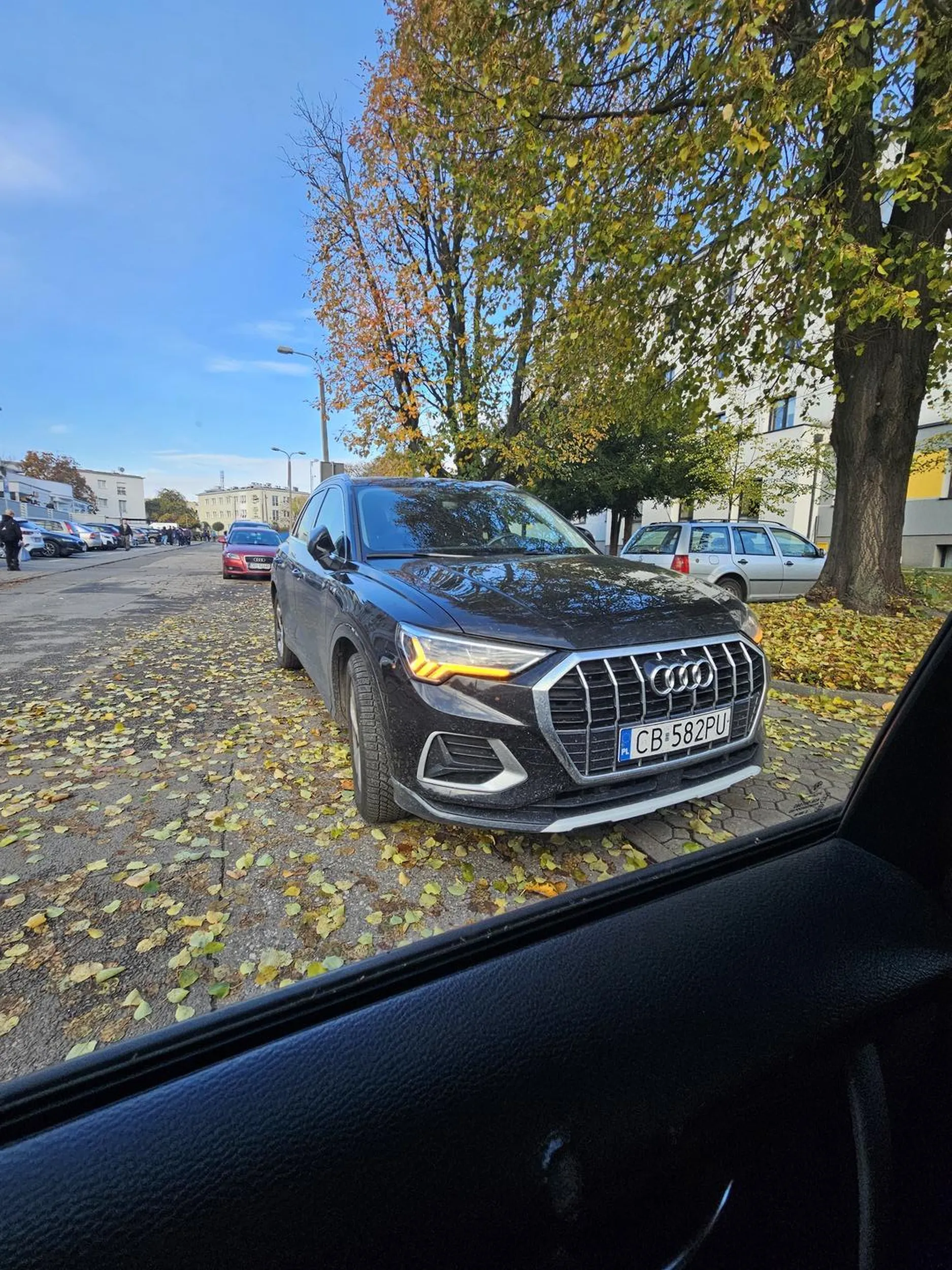Babka jakas nie potrafi parkować, cały dzien krecila sie wokoł budynku, az w koncu zaparkowala na przejsciu dla pieszych, zastawila polowe przejazdu z miejsca parkingowego, dodatkowo wlaczyla awaryjne i zamknela samochod i gdzies sobie poszla zostawiajac tak samochod.