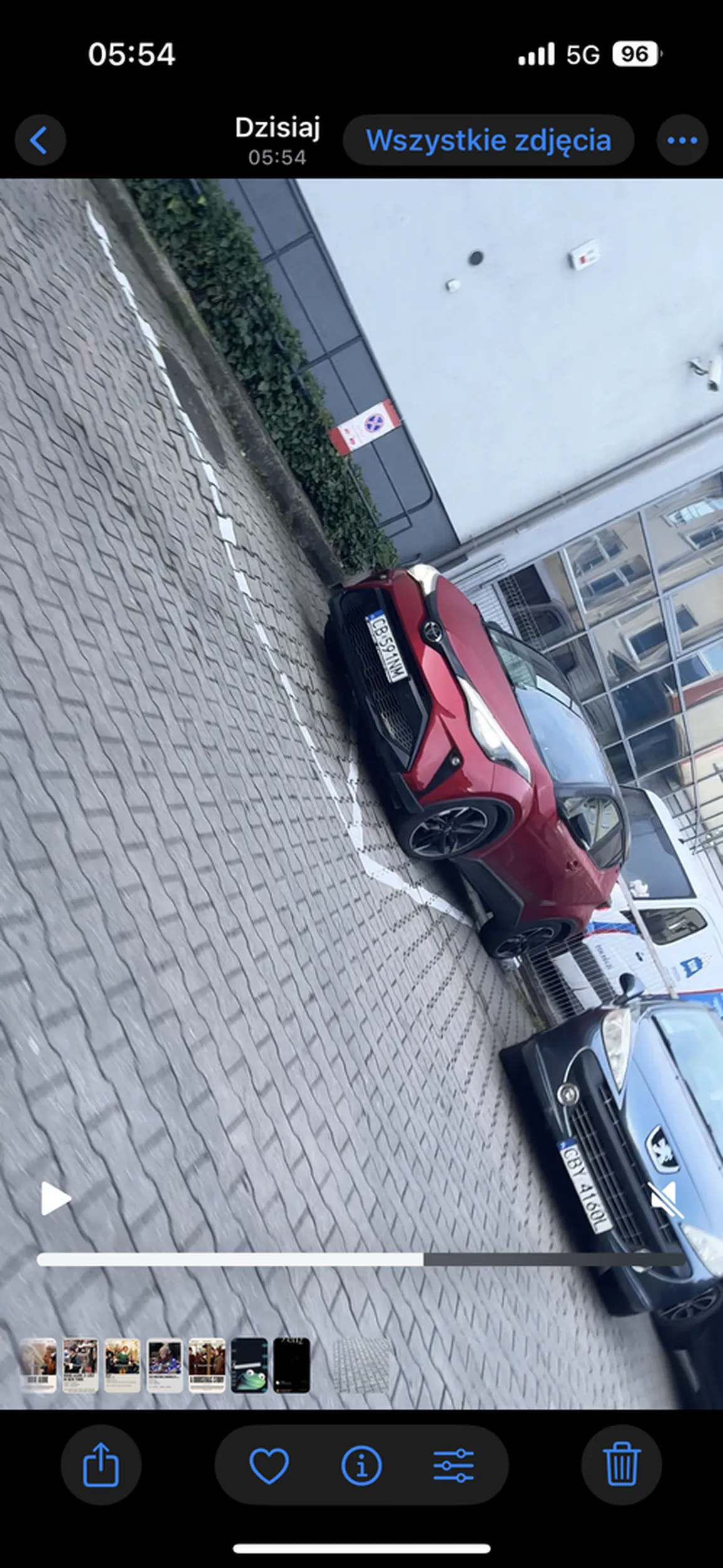 Przejechał na czerwonym świetle omal nie potrącił 5 osób na pasach