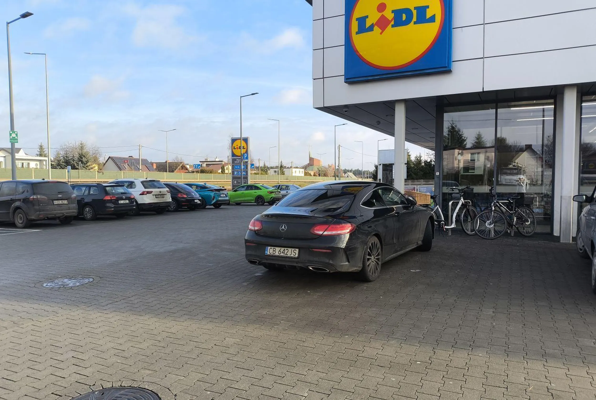 z cyklu parkowanie pod drzwiami lidla autko do kolekcji