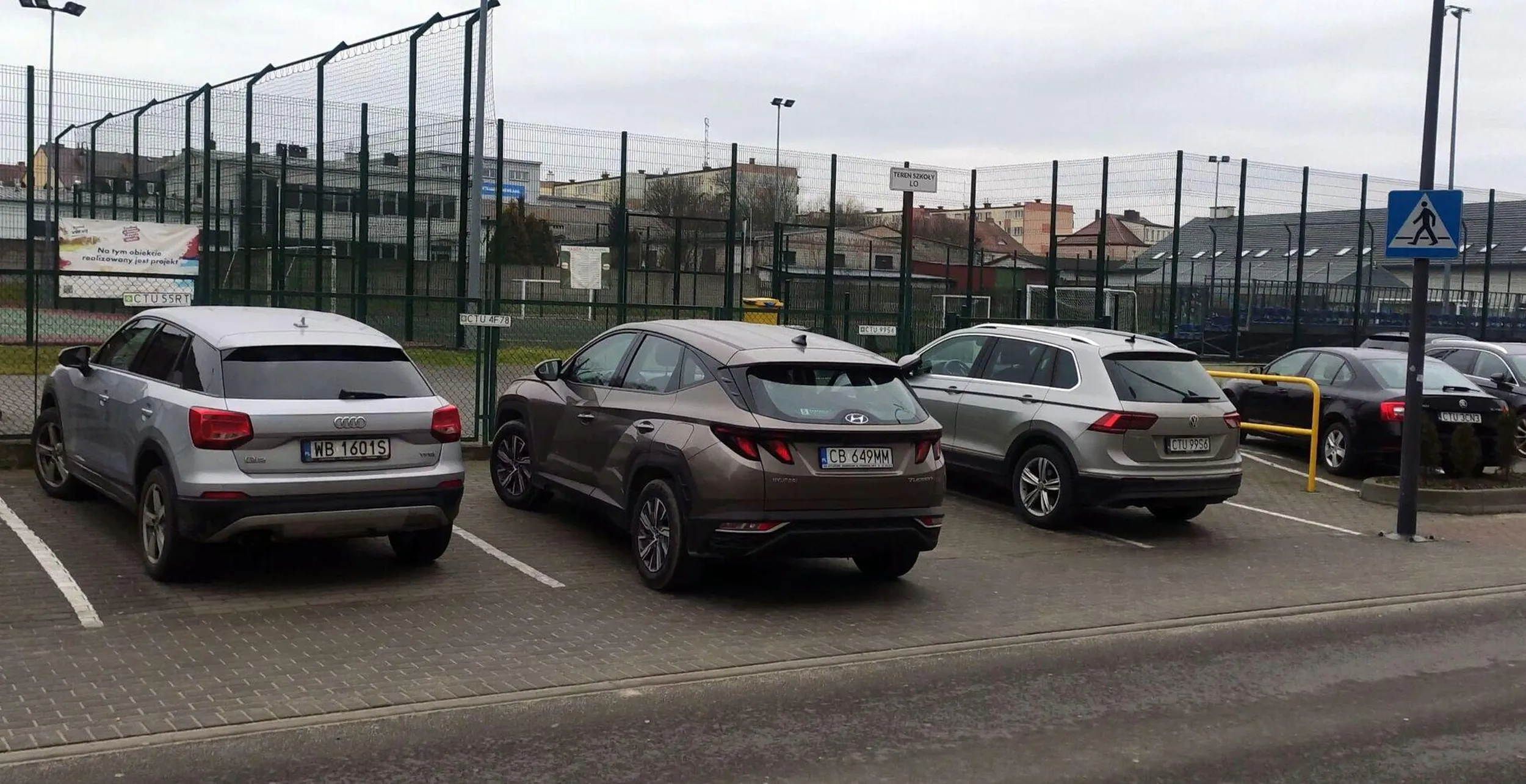 Czy ten podczłowiek jest upośledzony? Udusi się, jak nie zajmie komuś miejsca? Musi stanąć jak pi*da w połowie na chodniku? Utrudnia tylko życie normalnym ludziom.