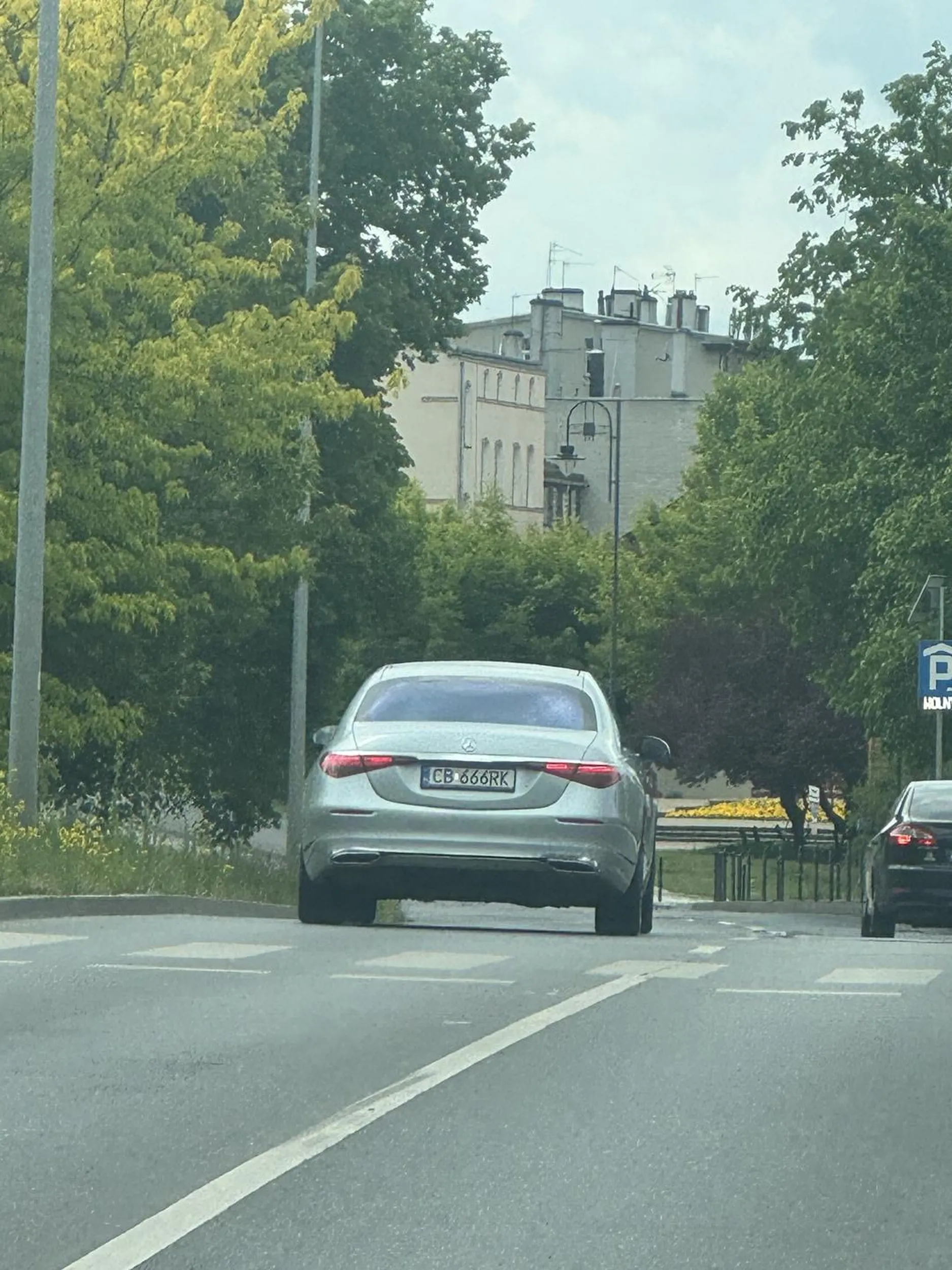 Pan z Mercedesa ma kompleks przez brak posiadania prawa jazdy kategorii D, przez co skręca z bus pasa chcąc zajechać drogę uczciwym ludziom poruszającym się zgodnie z zasadami ruchu drogowego. Nie pozdrawiam również pani pasażerki, która jest zapatrzona w swojego amigo i pokazywała niekulturalne gesty przez szybę. Na przyszłość polecam zapoznać się z zasadami ruchu drogowego, ewentualnie udać się do wordu na egzamin kat D.