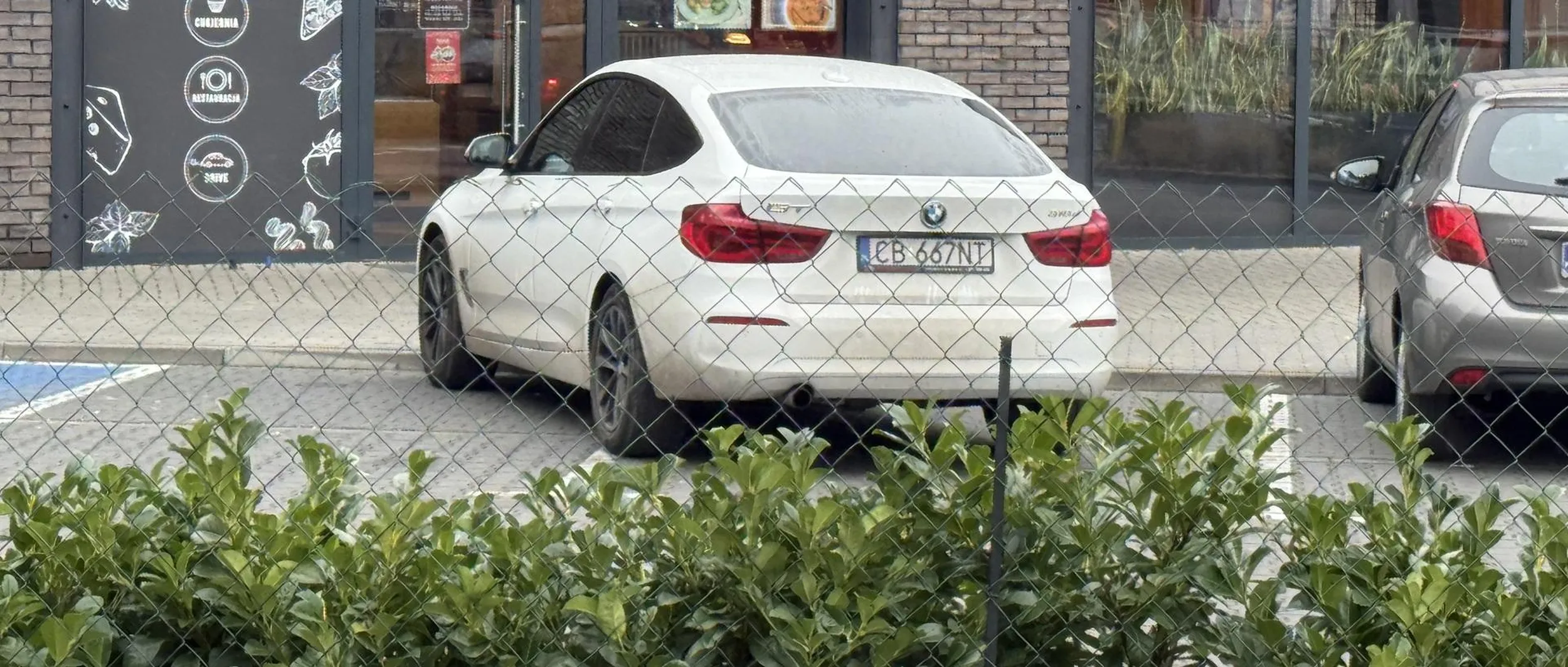 Klasyczne parkowanie, byle jak najbliżej drzwi, a reszta to nie mój problem ważne że Pan z BMW stoi tak jak szlachta. Linie na ziemi to chyba dla tego kierowcy dekoracja. Przydałby się pójść na kurs z parkowania temu komuś.