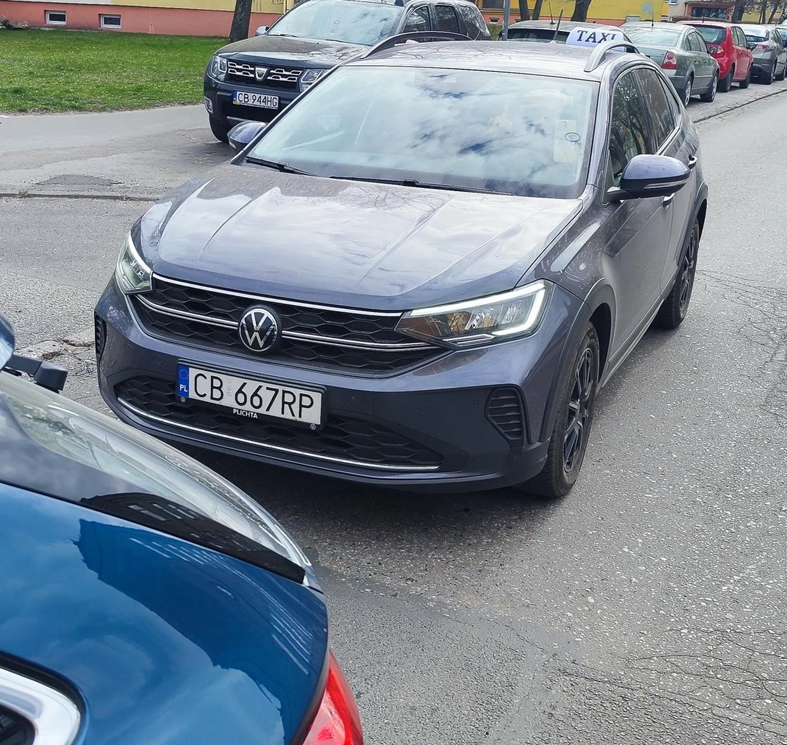 Psychiczna baba na pseudo taxi. Myli ulicę z torem rajdowym. Do tego wybitnie pyskata. Ostrzegam innych kierowców oraz potencjalnych klientów.