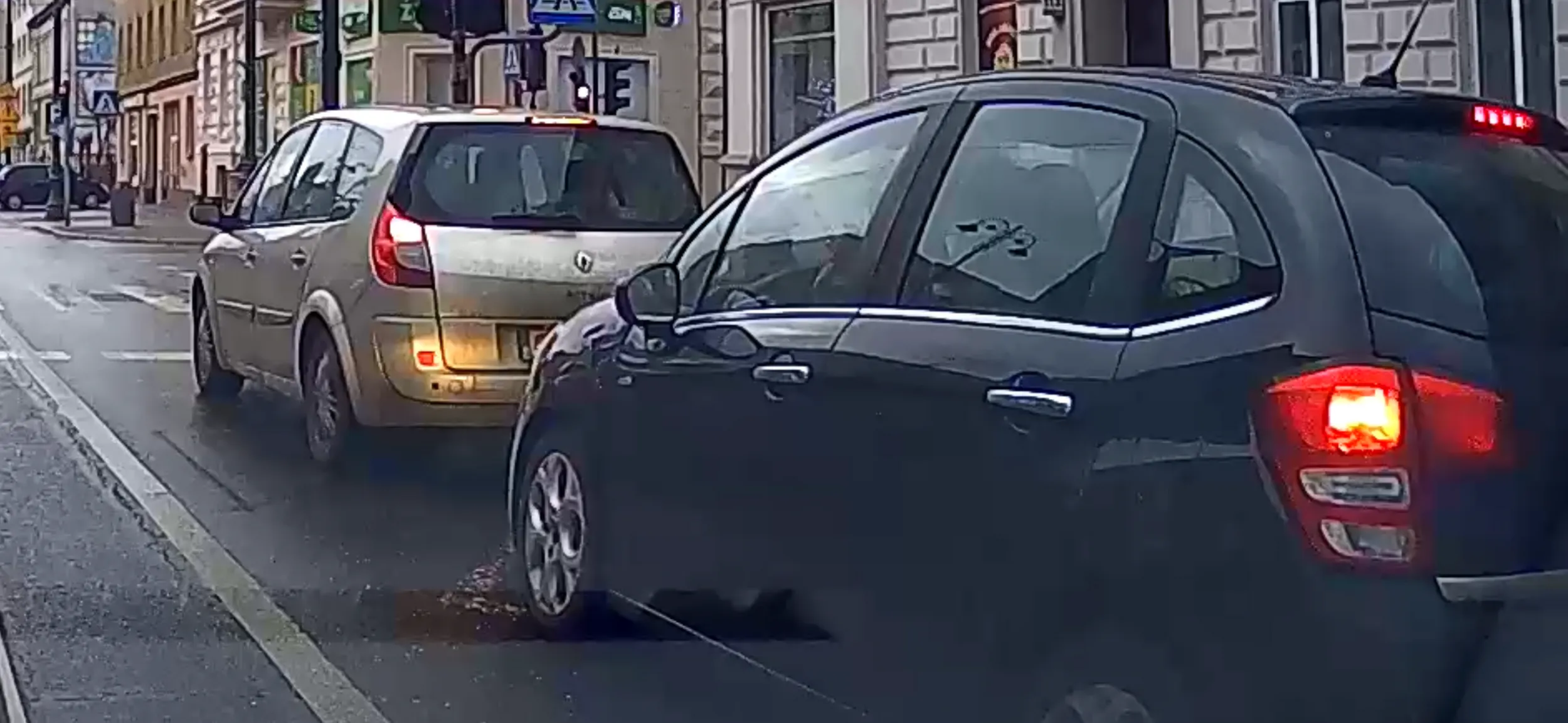 Środkowy palec od pasażera po klaksonie :)