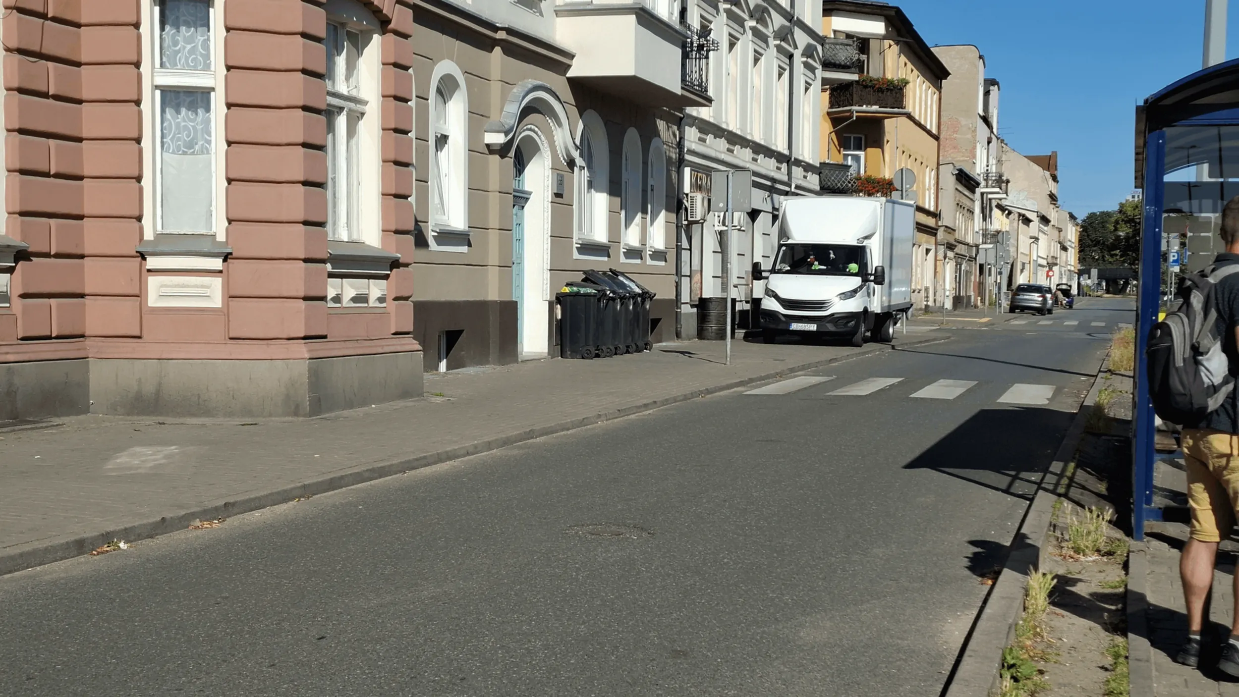 Dostawczak zostawiony tuż za znakiem informującym o zakazie zatrzymywania. Chodnik zablokowany na całej szerokości bezpośrednio przed przejściem dla pieszych.