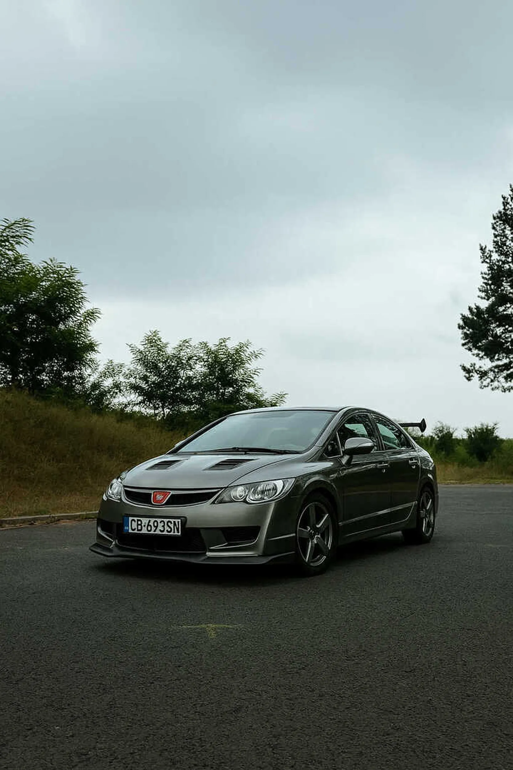 Nie pozdrawiam brawurowy kierowca wymusza pierwszeństwo na wioskach i udaje kierowcę rajdowego na drogach