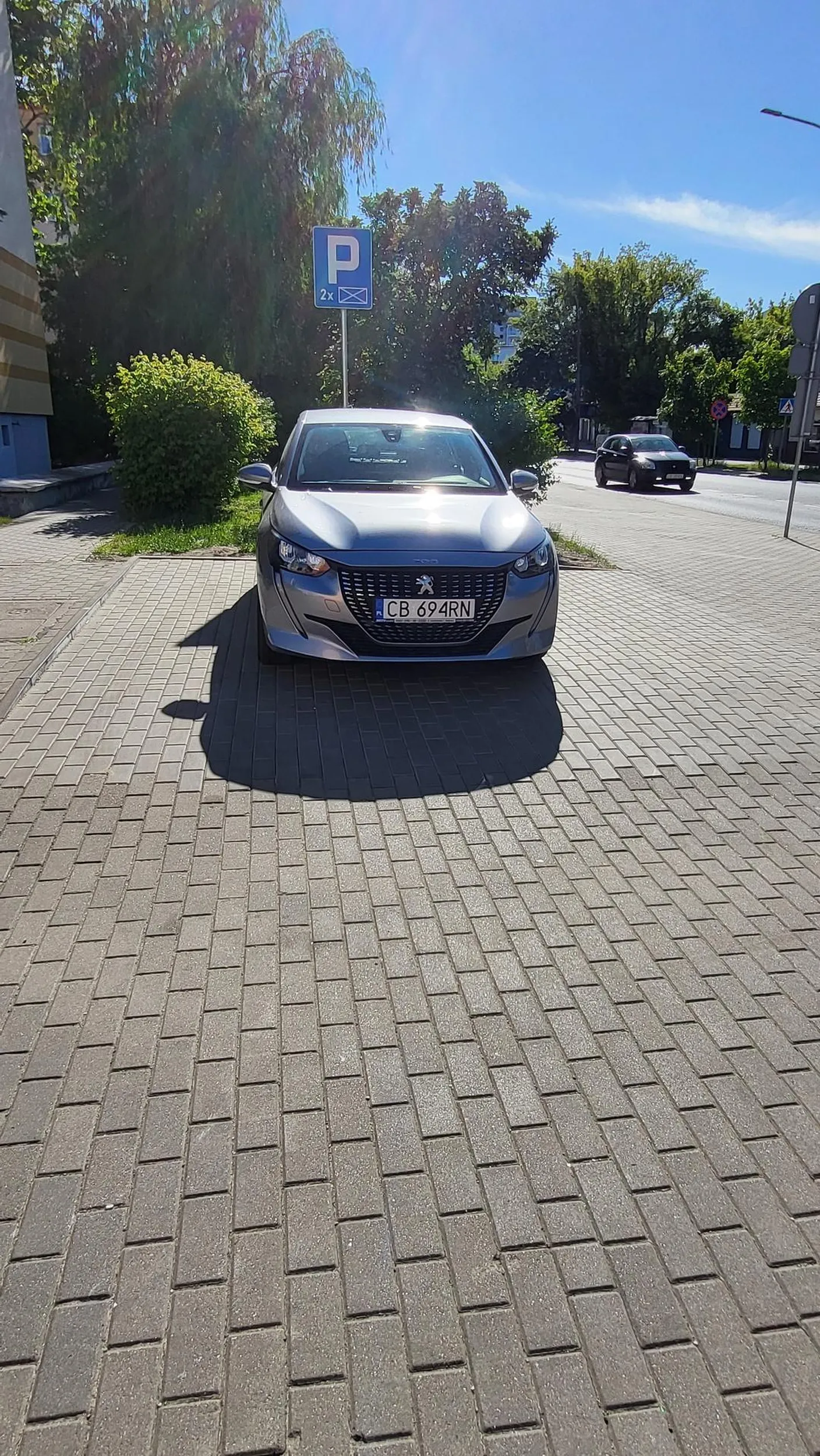 Nie ma to jak jednym autem zająć 2 miejsca parkingowe.