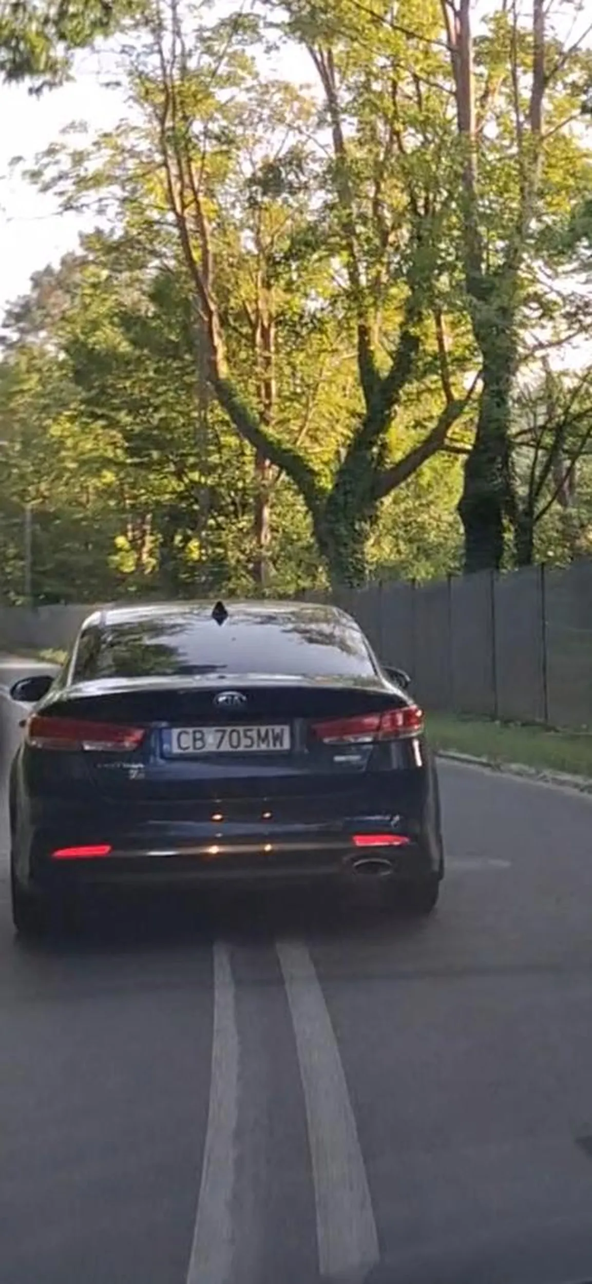 Dziwnie jeżdżący kierowca dwoma pasami naraz noe da sie wypredzic