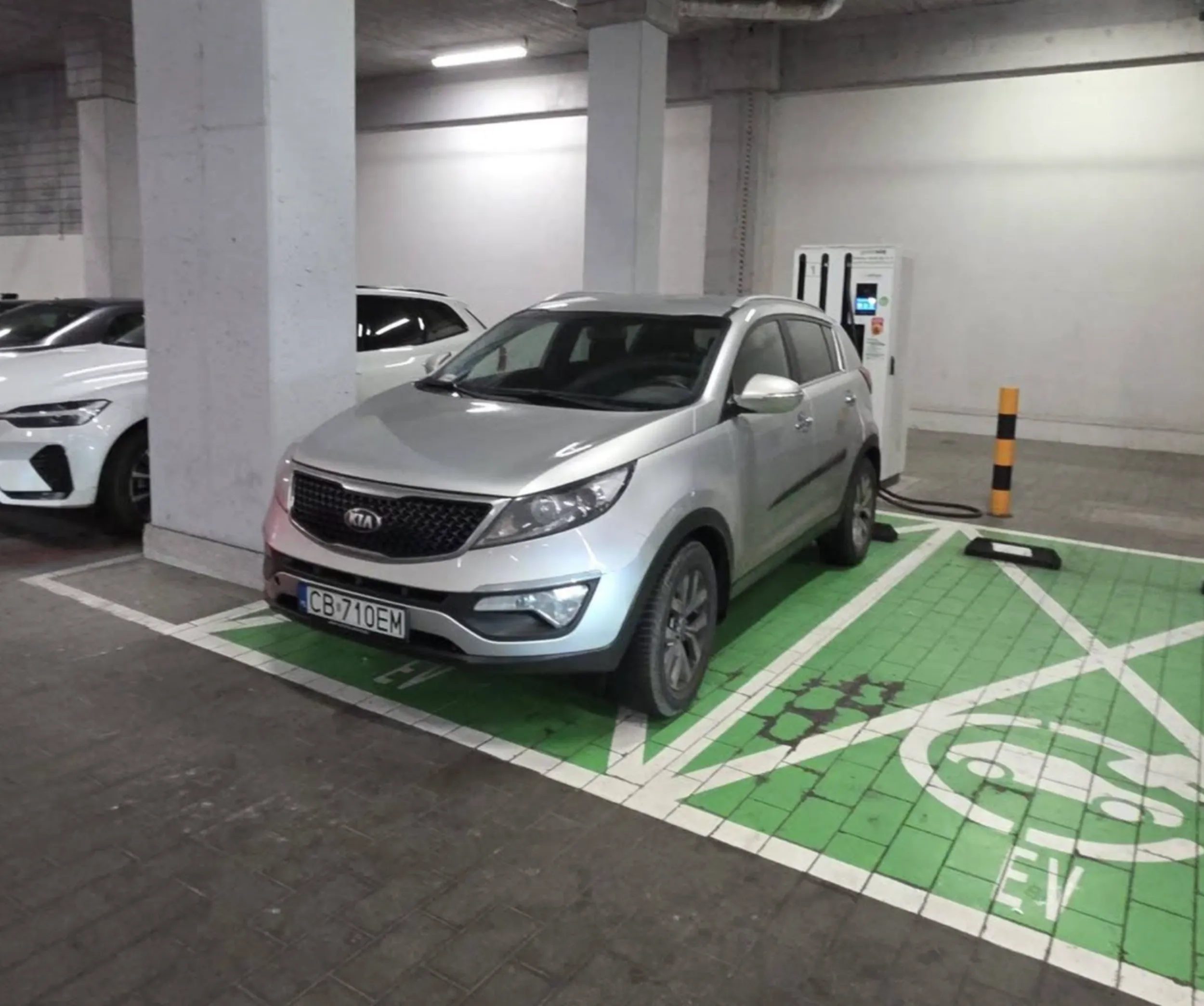 Kupił sobie pseudo-SUVa i myśli, że może zastawiać innym ludziom miejsca do ładowania. Burak, który myśli tylko o sobie. W czasie wolnym staje na miejscach dla niepełnosprawnych