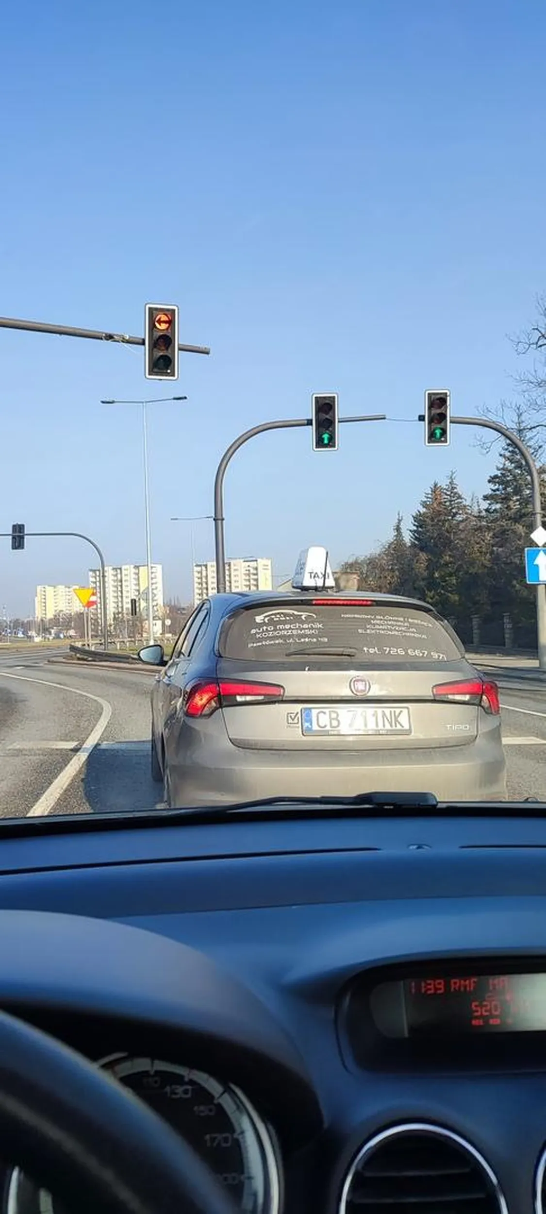 Złotówa bez kultury, zero szacunku dla innych kierowców. Cała drogę przyspiesza i nie pozwala zmienić pasa...