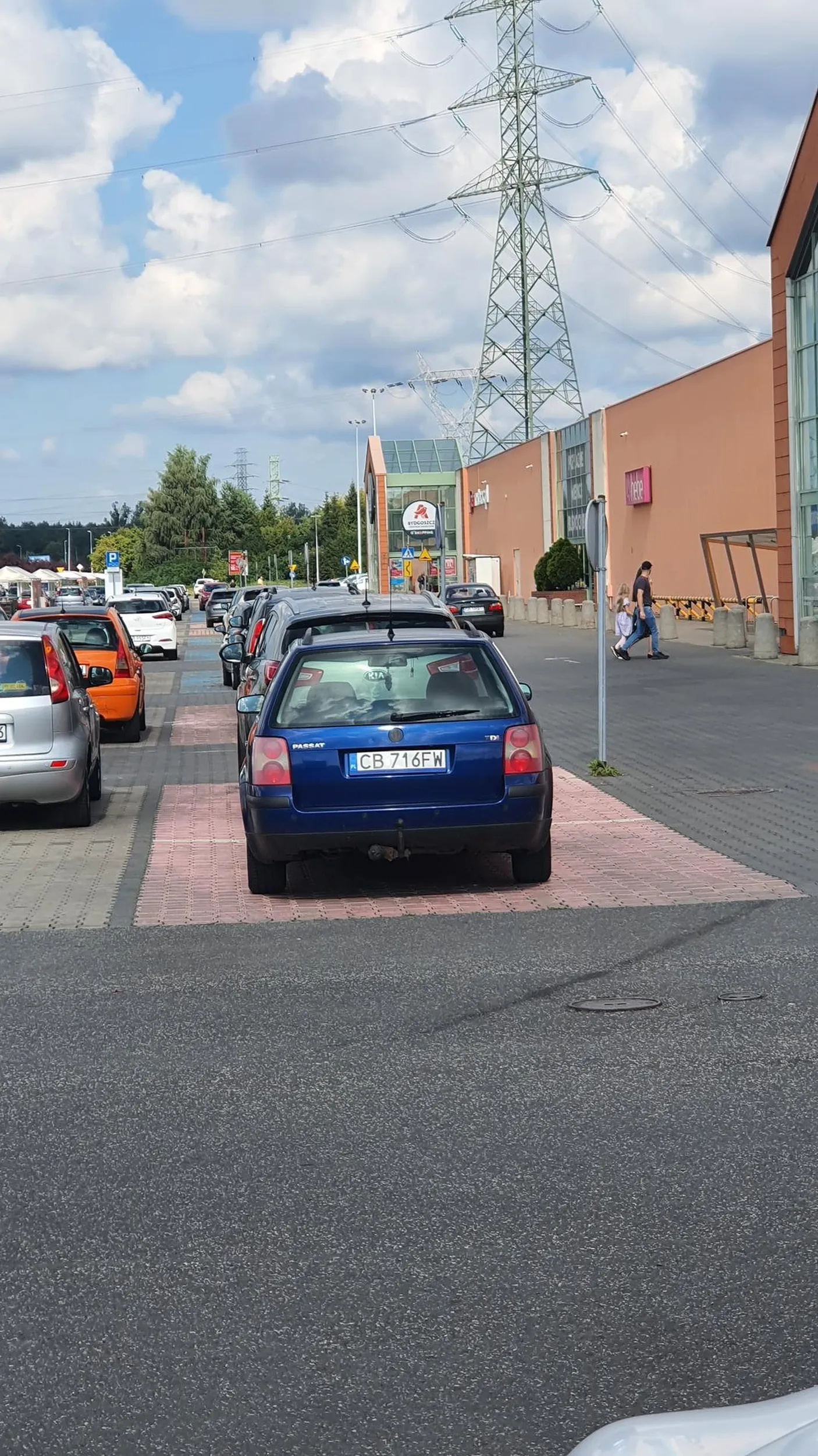 Przyjechał sam, ale musiał stanąć na miejscu dla rodzin z dziećmi, gdzie dookoła było wiele wolnych innych miejsc. Samochód, który był zaparkowany wcześniej akurat odjeżdżał, to podjechał mu pod tył, że kierowców musiał manewrować. Ciul.