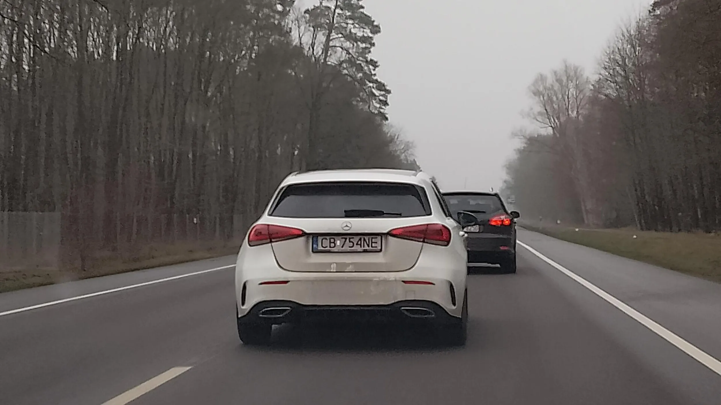 Zajeżdża drogę i brawurowo prowadzi swoje auto. Na centymetry jeździ między pojazdami slalomem stwarzając zagrożenie dla innych kierowców. Znacznie przekracza prędkość