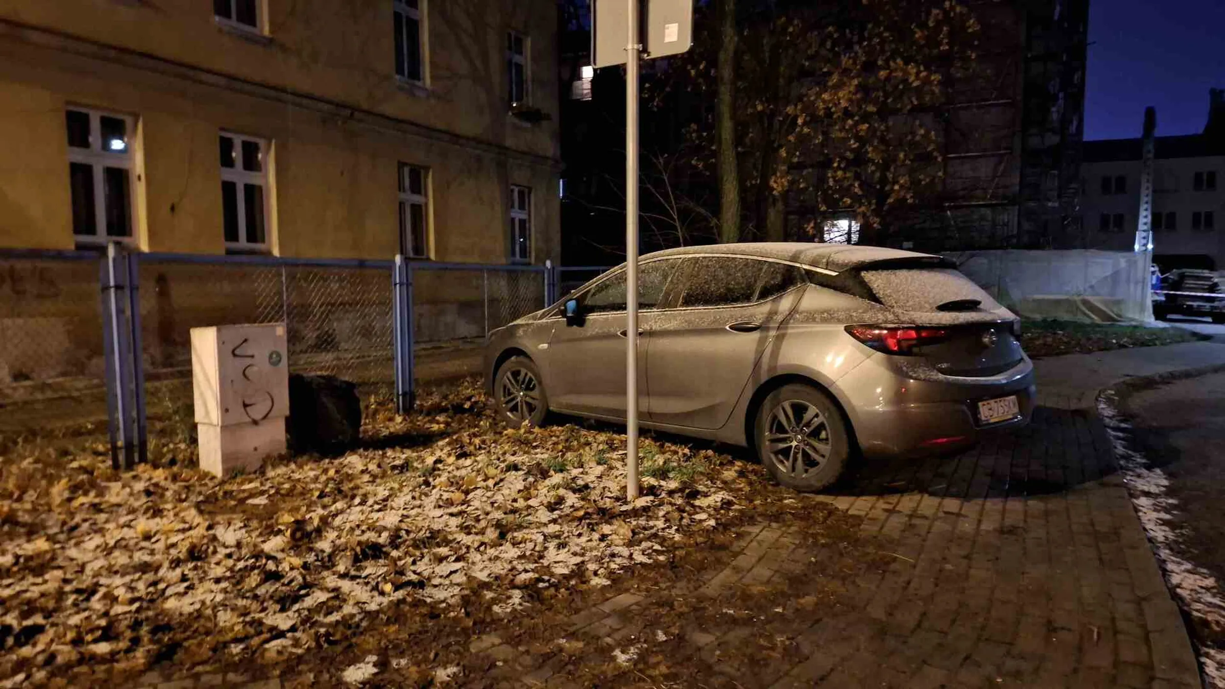 Gwiazda parkingu osiedlowego. Jest to tylko niewielka próbka wyczynów tego mistrza parkowania. Nie ogarnia wyznaczonych pól i ma głęboko innych użytkowników parkingu. Najczęściej zatrzymuje się na dwóch miejscach po skosie, bo tak akurat mu się wjechało. Potrafi zostawić samochód w dowolnym miejscu, blokując przy tym chodnik i inne samochody.